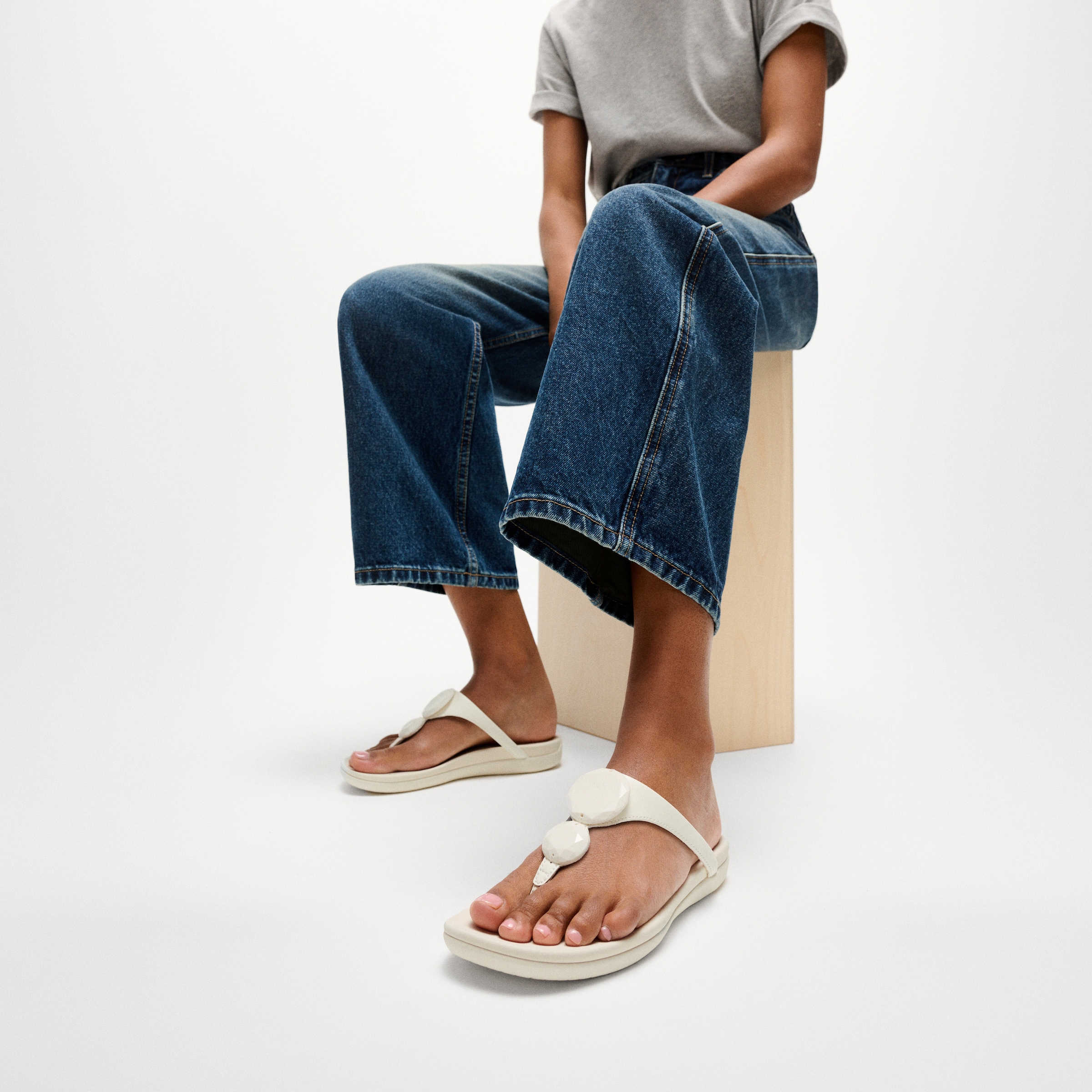 Fitflop Séparateur d'orteils »SOLAY GLOSSY-DISC TOE-POST SANDALS«  Dianette, chaussure d'été avec détail métallique