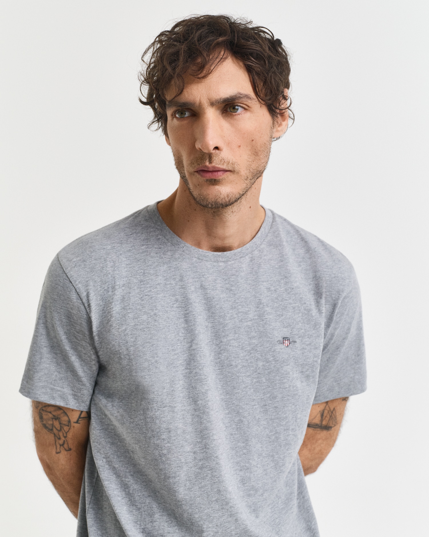 Gant T-shirt »REG SHIELD SS T-SHIRT« mit Logostickerei auf der Brust