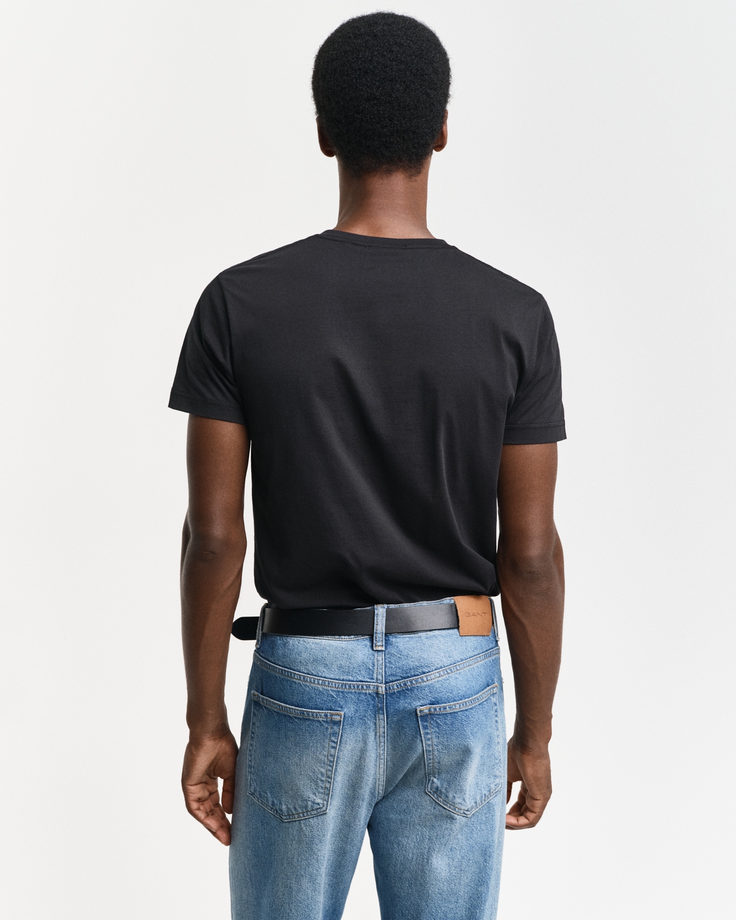 Gant T-Shirt »SLIM SHIELD V-NECK T-SHIRT«, mit einer kleinen Logostickerei auf der Brust