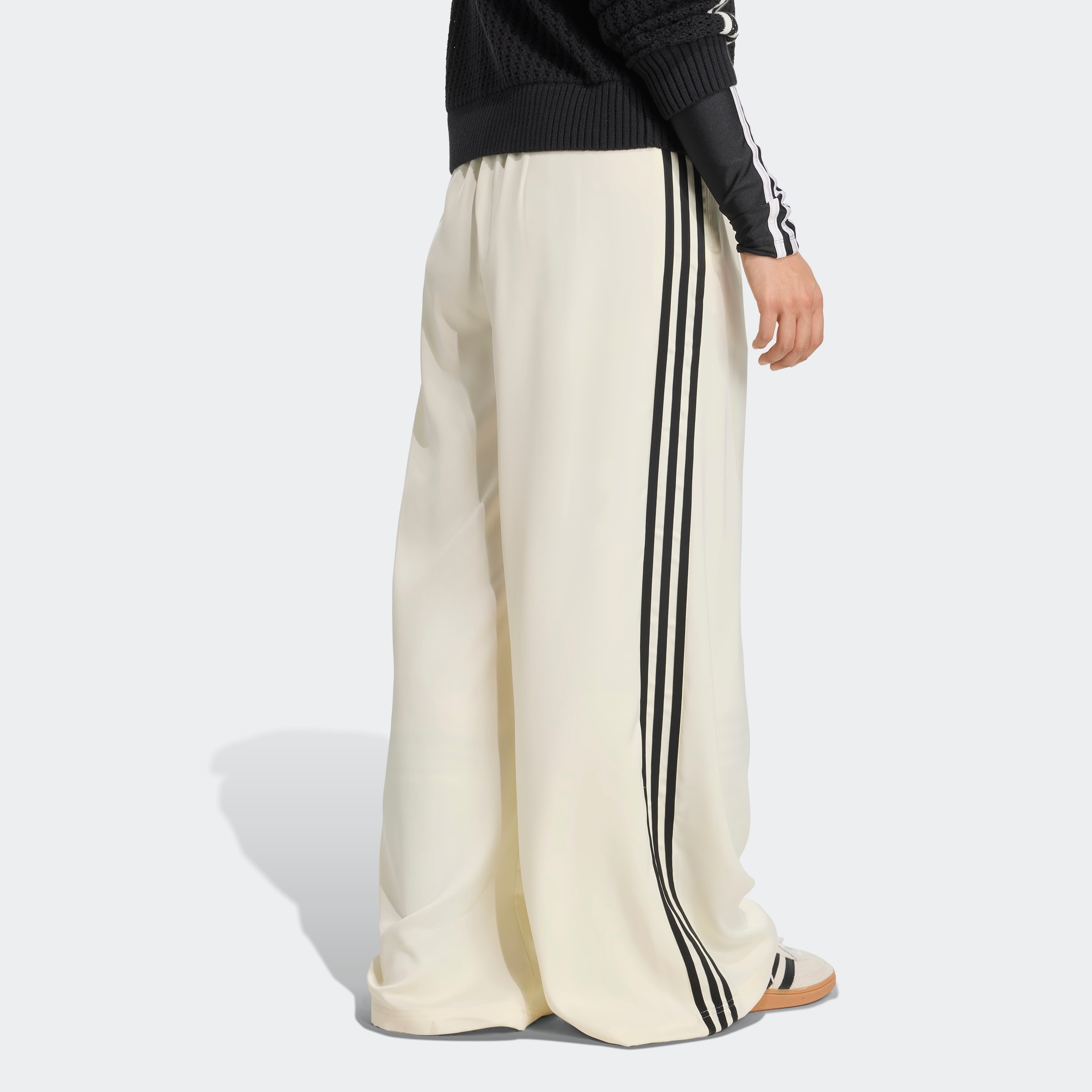 adidas Originals Sporthose »SATIN TP WL«  normal-weite Passform, sportlicher Stil, aus Polyester und Elasthan