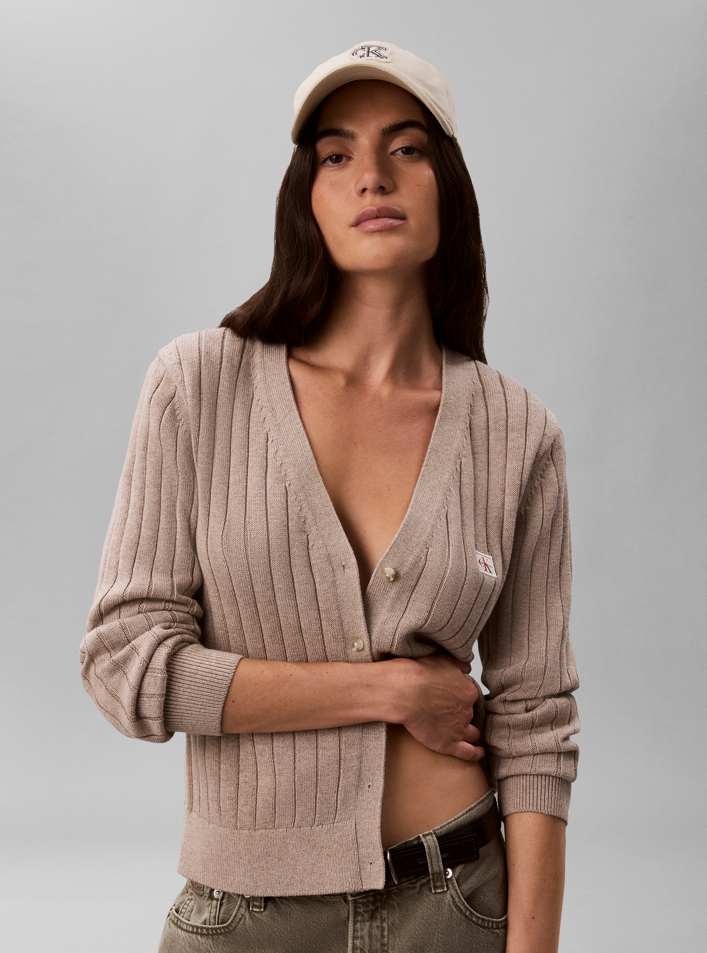 Calvin Klein Jeans Pull col V »WOVEN LABEL CARDIGAN« coupe régulière avec col en V