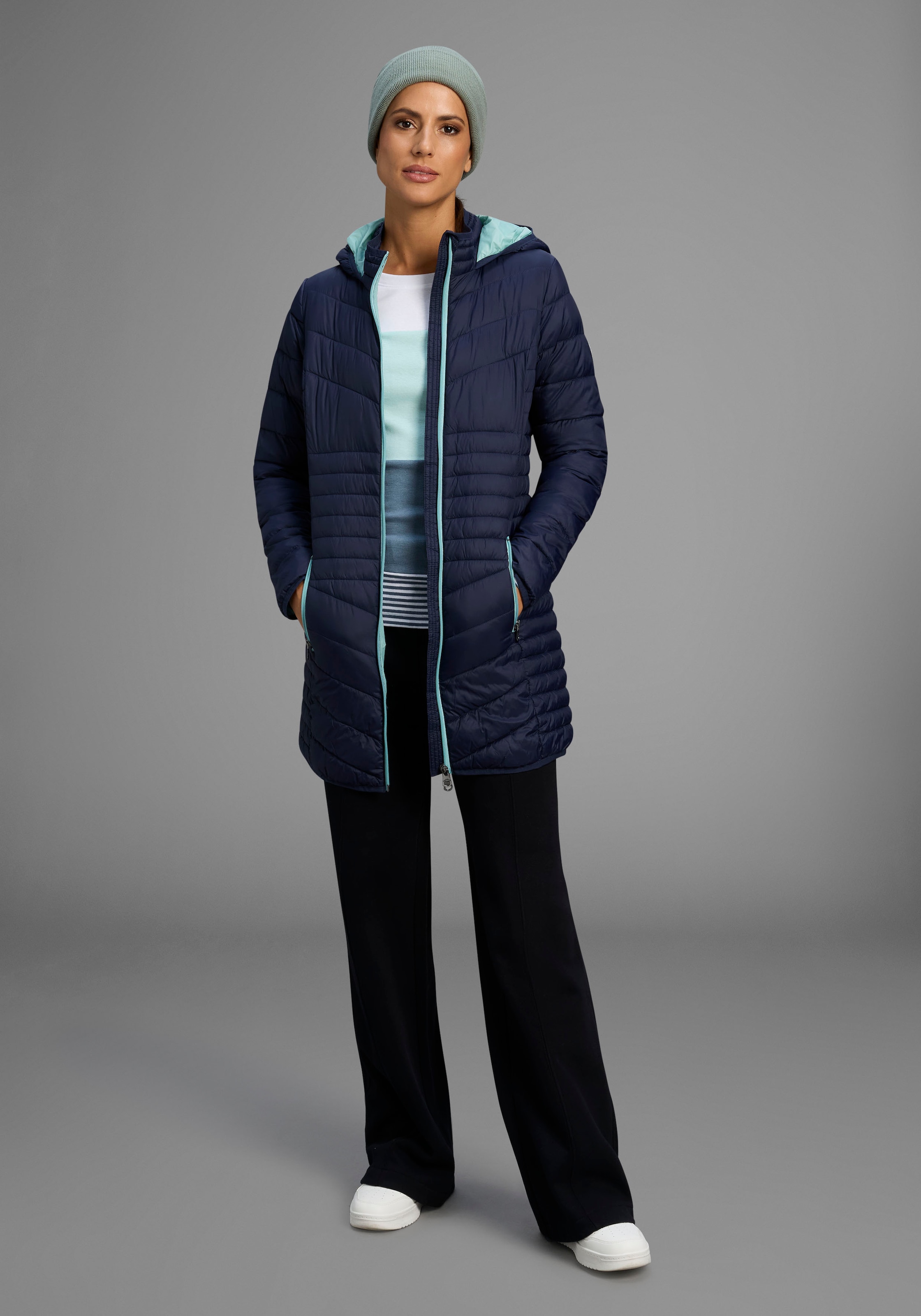 KangaROOS Steppjacke mit Kapuze für den Übergang,  aus leichtem Webmaterial,  figurbetonter Schnitt