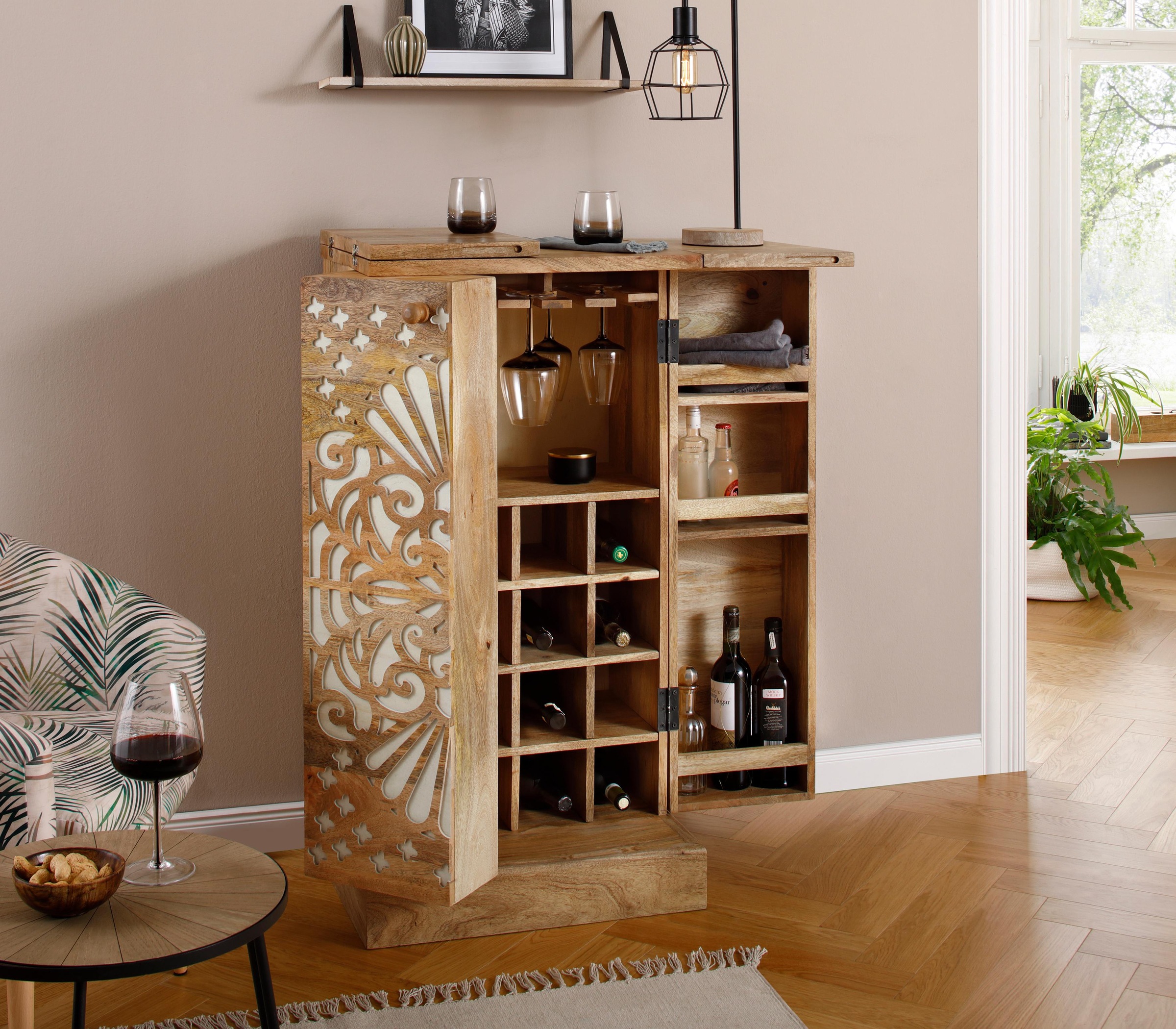 Image of Home affaire Barschrank »Alankar«, aus massivem Mangoholz, mit schöner Fräsung auf den Türenfronten, Höhe 113 cm bei Ackermann Versand Schweiz