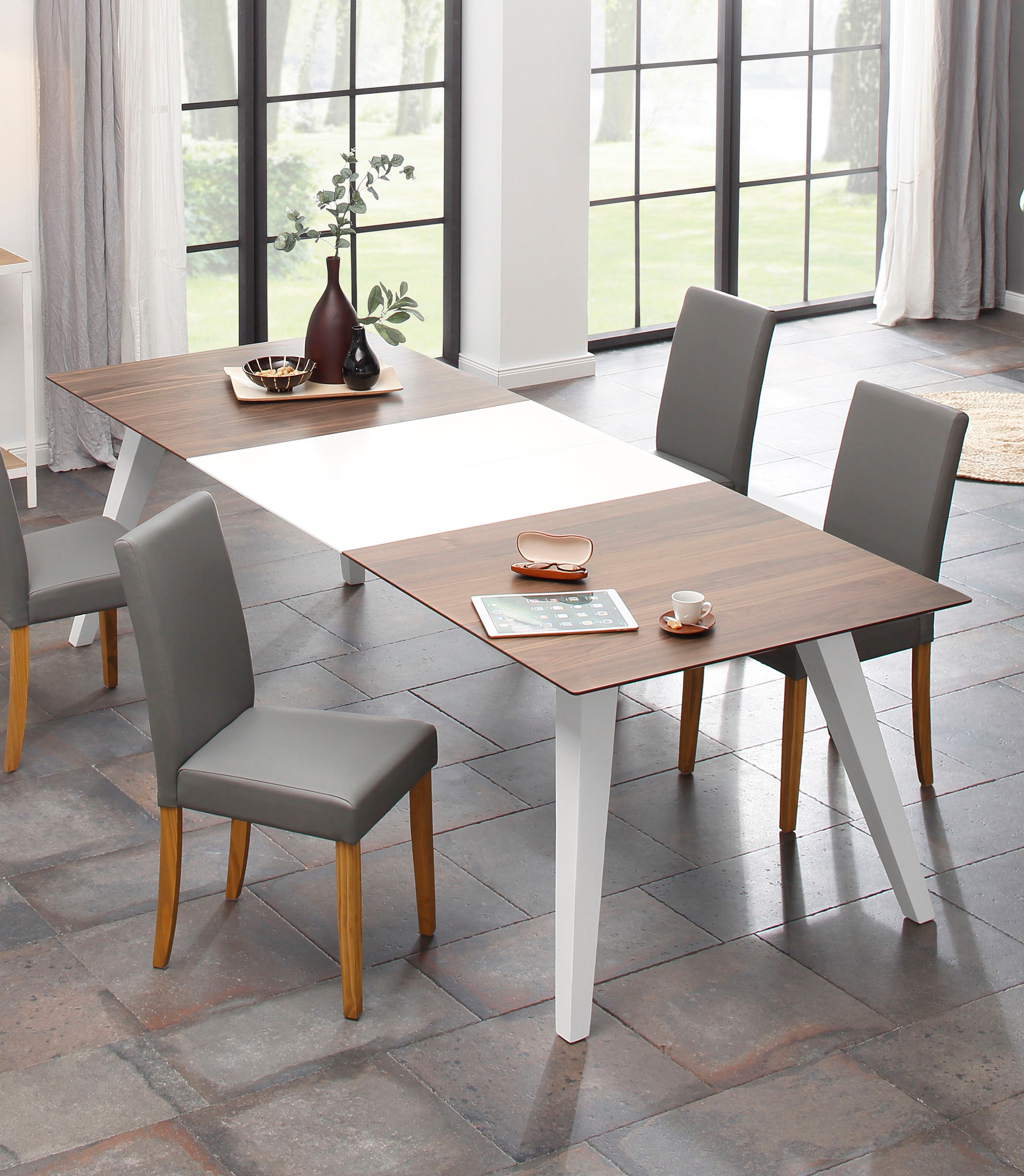 Image of Home affaire Esstisch »Roswell«, ausgestelltes Beingestell, schöne Walnusstischplatte, aus massivem Kiefernholz bei Ackermann Versand Schweiz