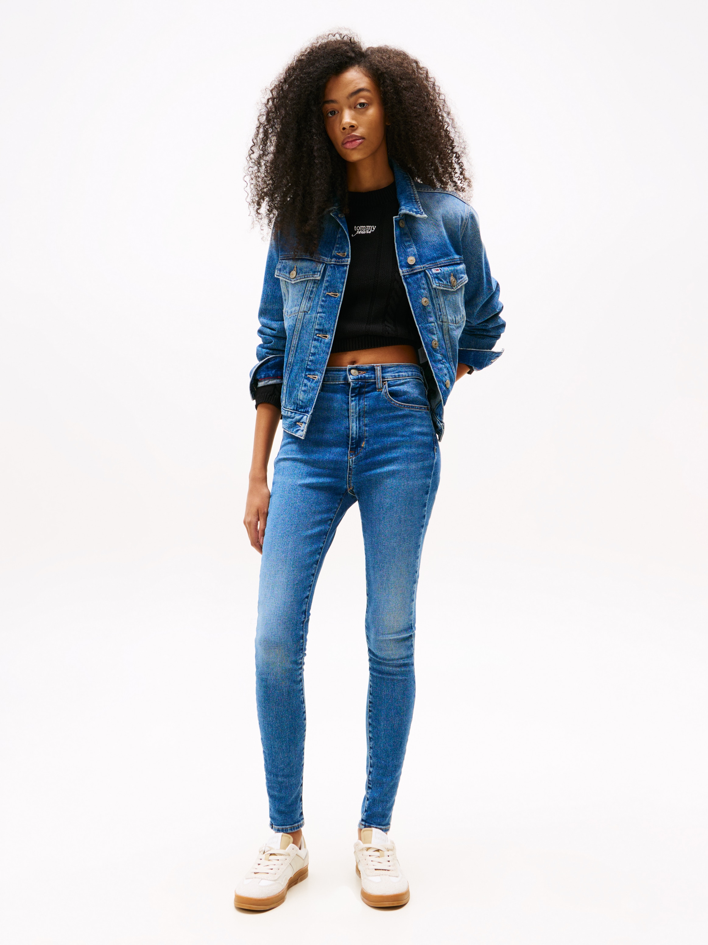 Tommy Jeans Bootcut-Jeans »SYLVIA HGH FLR«, Weite Beinform und Logo Stickerei auf der Gesässtasche