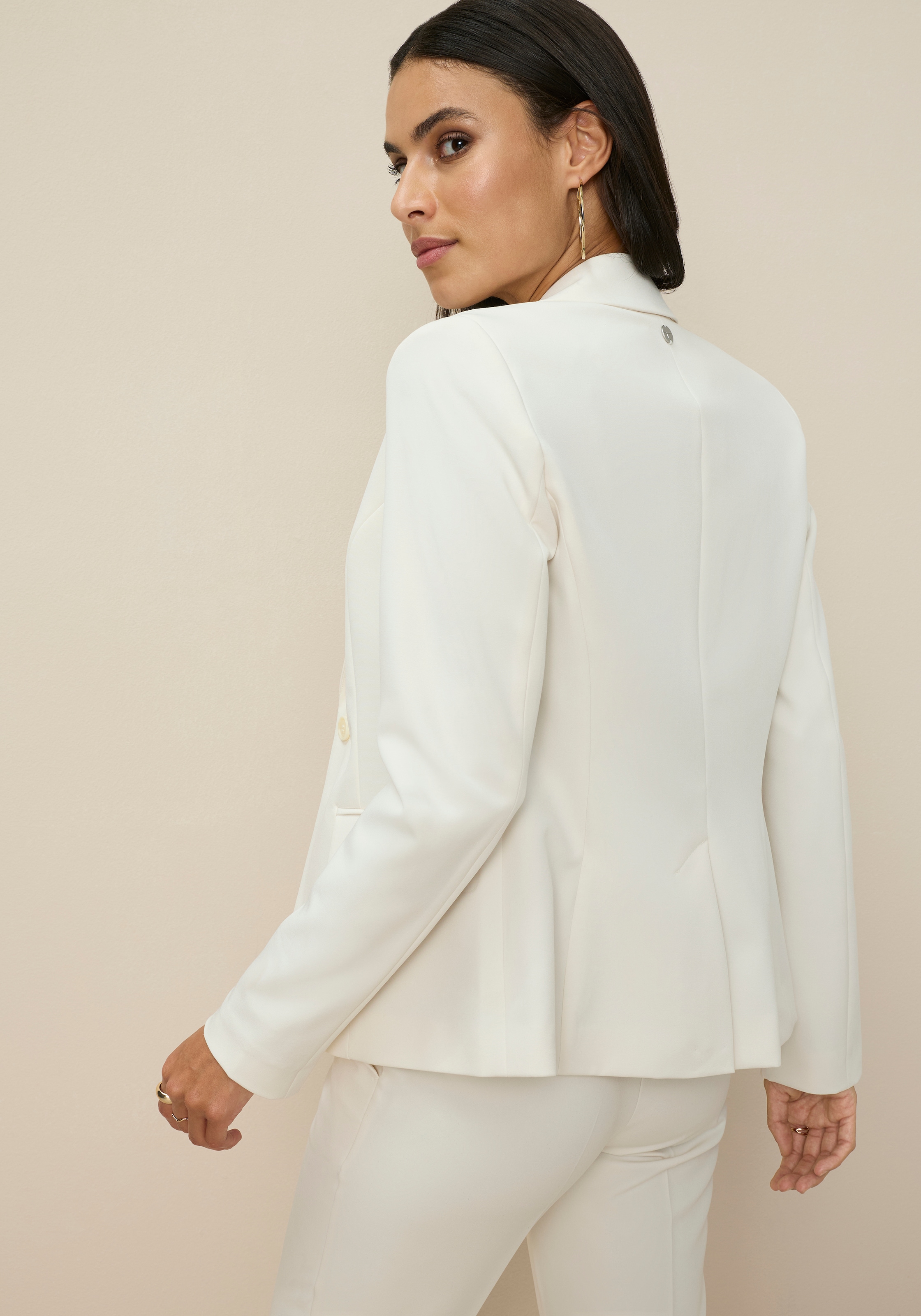Tamaris Blazer court »mit figurbetonter Passform, weiche Stretchqualität« dans des couleurs tendance fraîches
