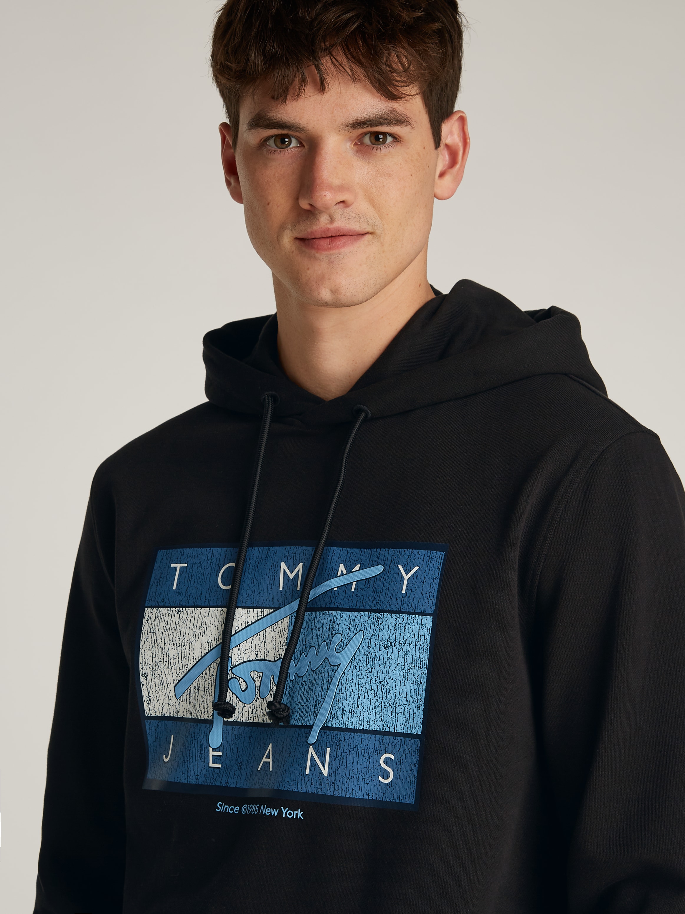 Tommy Jeans Hoodie »TJM REG DNA FLAG TWIST HOOD EXT«, mit grossem Logo