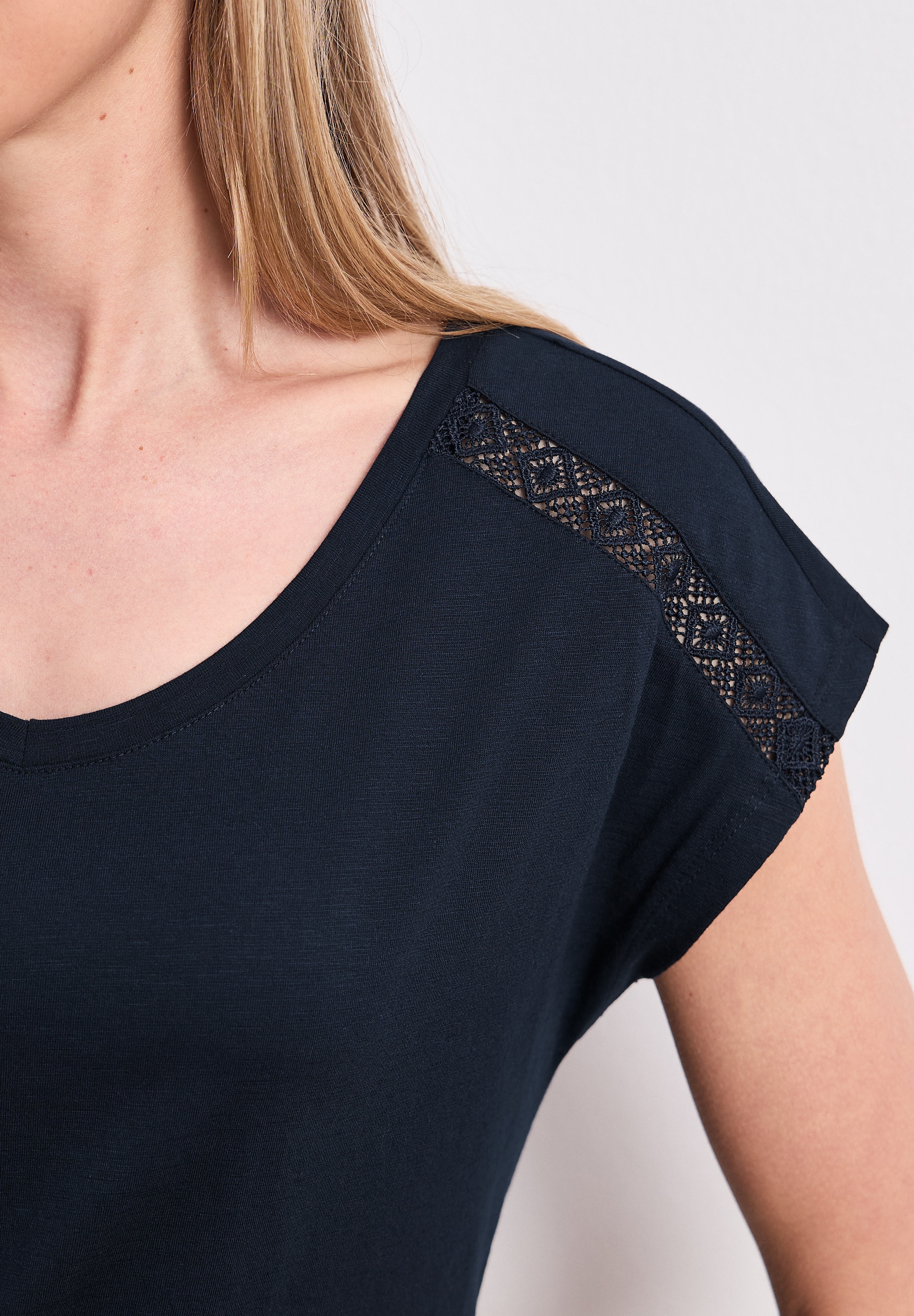 STREET ONE T-shirt à manches courtes Sommershirt mit V-Neck und Crochet-Details