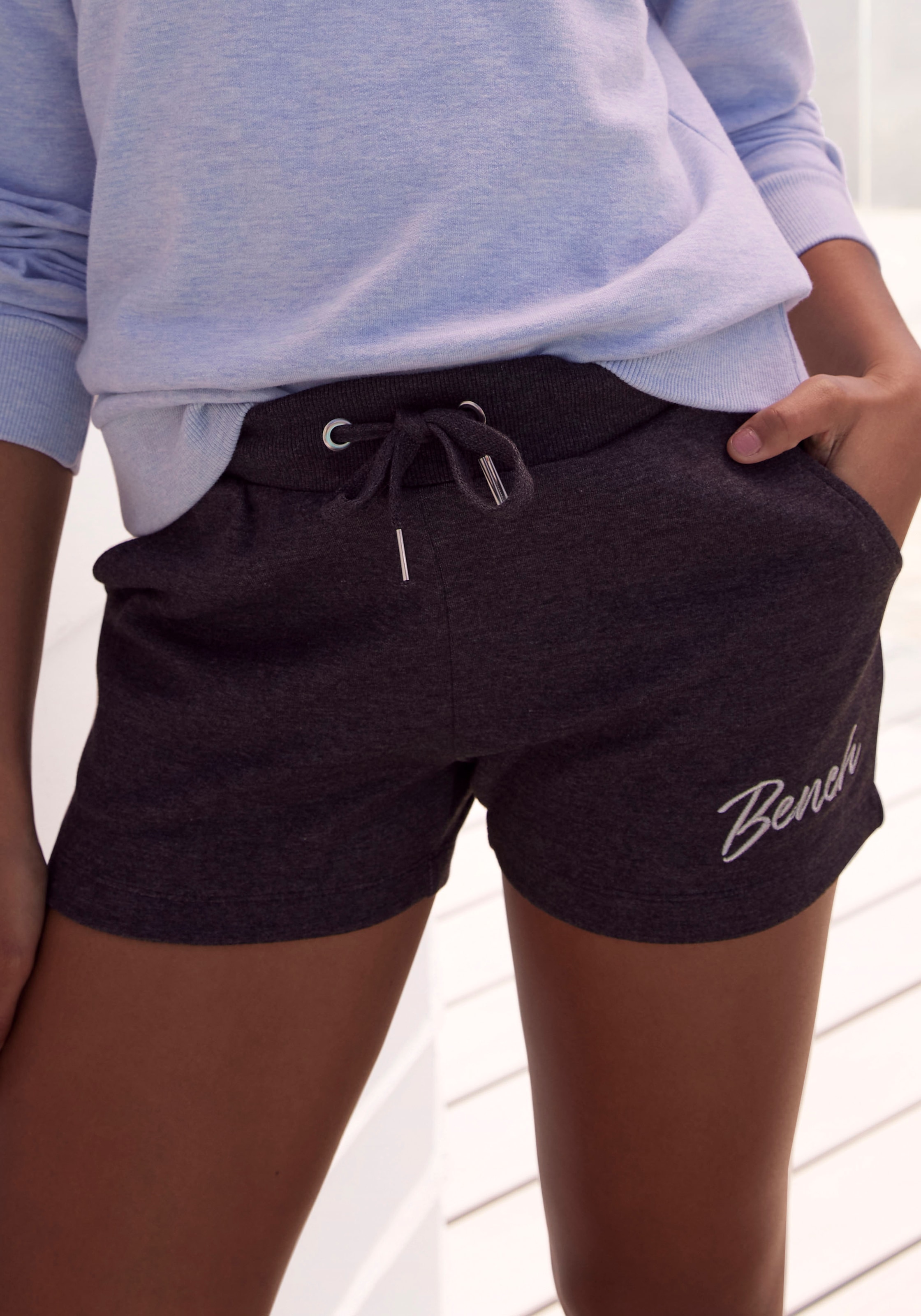 Image of Bench. Loungewear Relaxshorts mit kleiner glänzenden Logostickerei, Loungewear