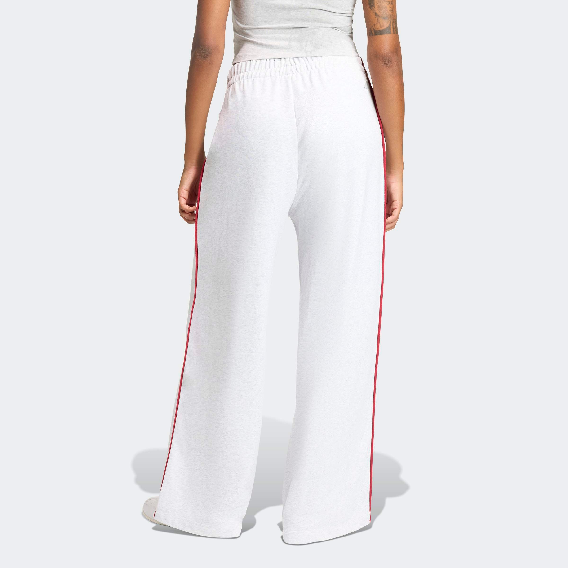 adidas Sportswear Pantalon de sport »SEASONAL ESSENTIALS COLOURPOP MIT AUFGESTICKTER GRAFIK«