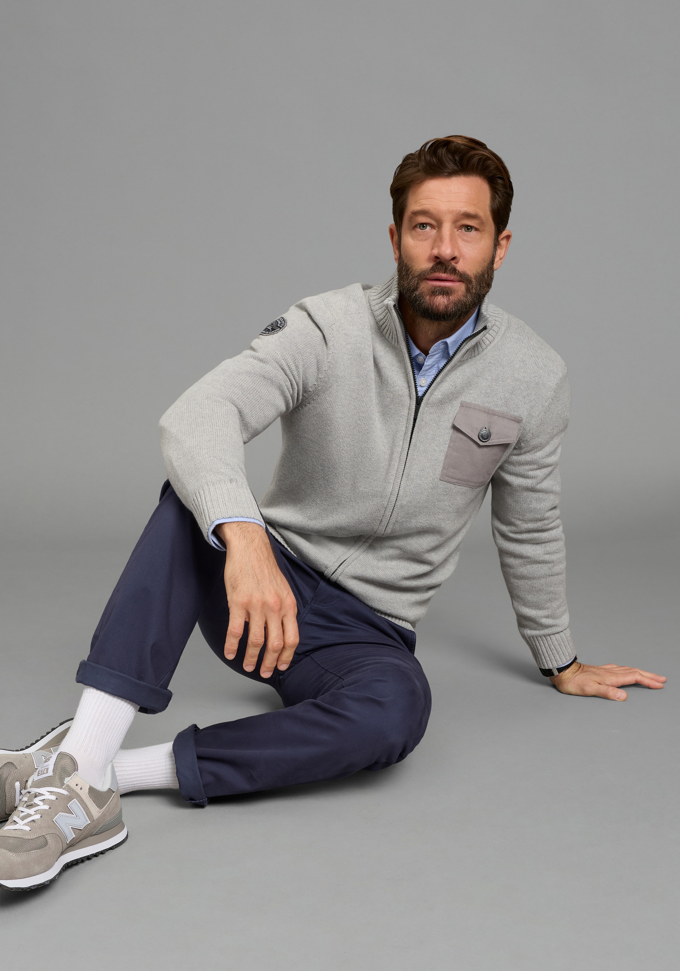 Man's World Veste en tricot »Neue Kollektion! Highlight mit Brusttasche und Badge« casual Stil, mit Reissverschluss, Langarm, melierte Optik