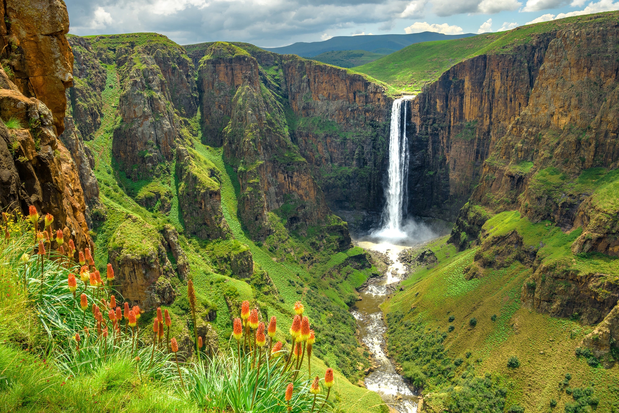 Image of Papermoon Fototapete "MALETSUNYANE-WASSERFALL LESOTHO AFRIKA FLUSS BERG"