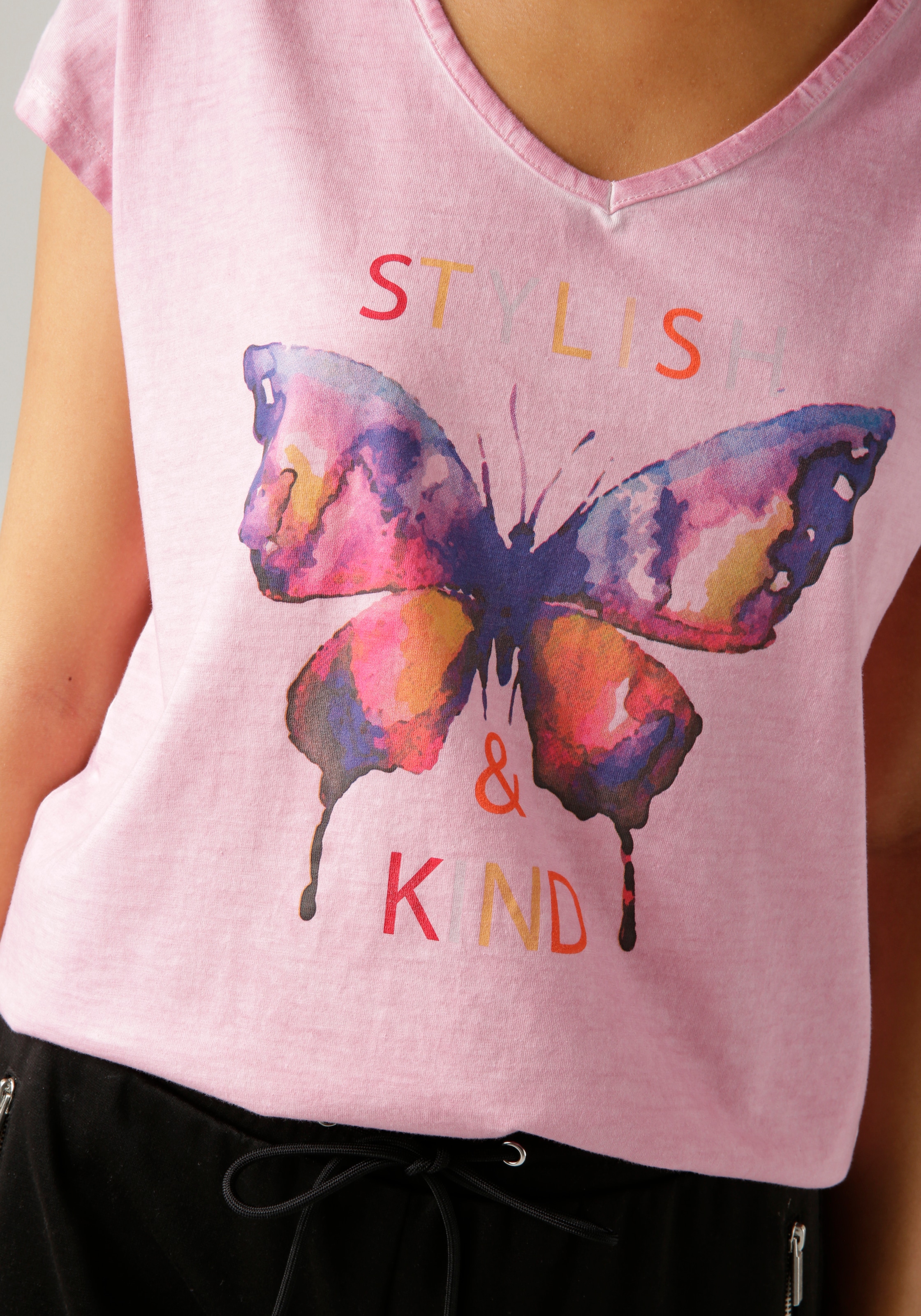 ♕ Aniston CASUAL T-Shirt, mit Schmetterling und batikfarbigem auf versandkostenfrei Schriftzug