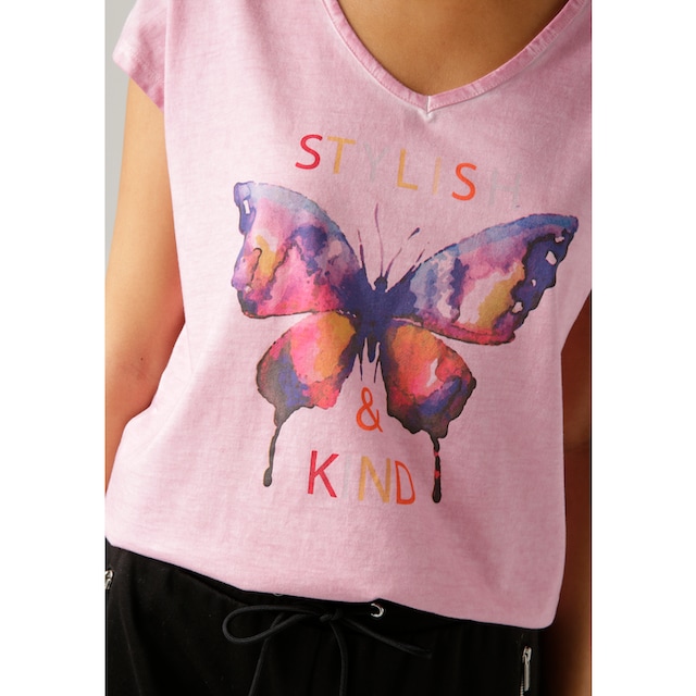 ♕ Aniston CASUAL T-Shirt, mit batikfarbigem Schmetterling und Schriftzug  versandkostenfrei auf