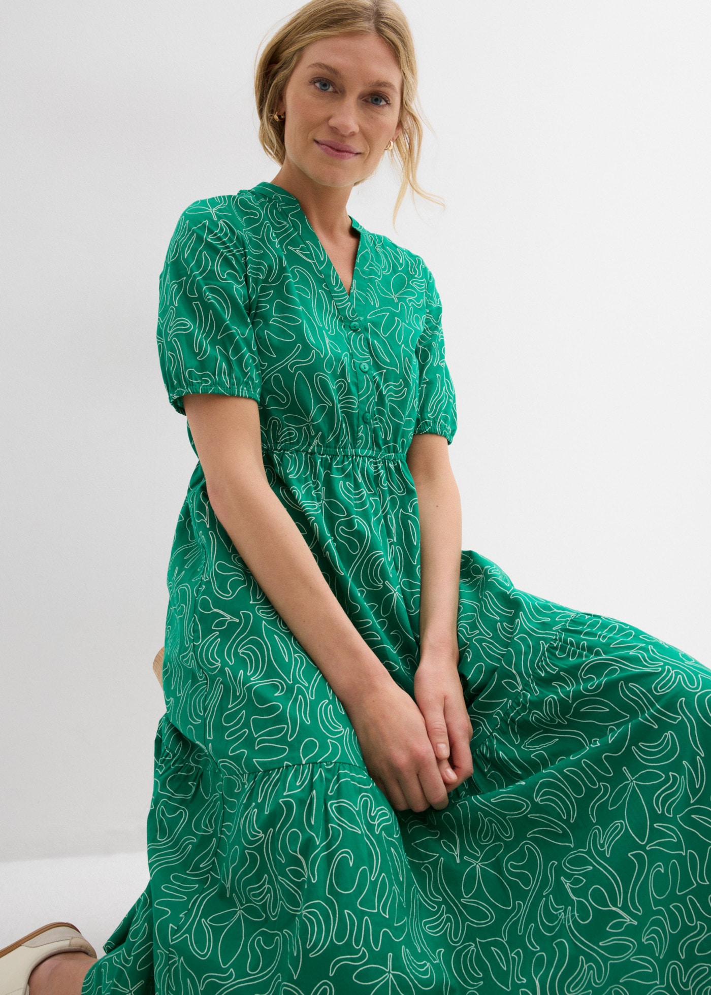 bonprix Robe midi forme près du corps, avec col henley, manches mi-longues