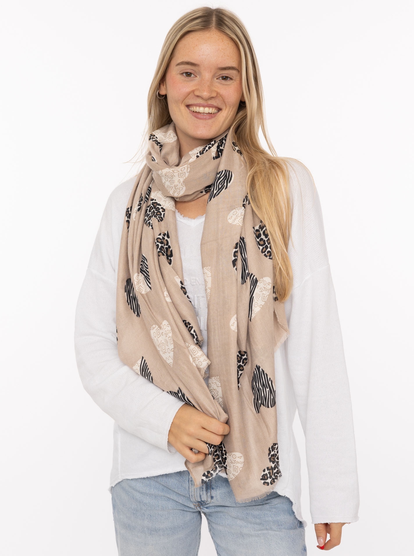 Image of Zwillingsherz Schal ""Safari Hearts"" angesagtes Herzmuster im Leolook