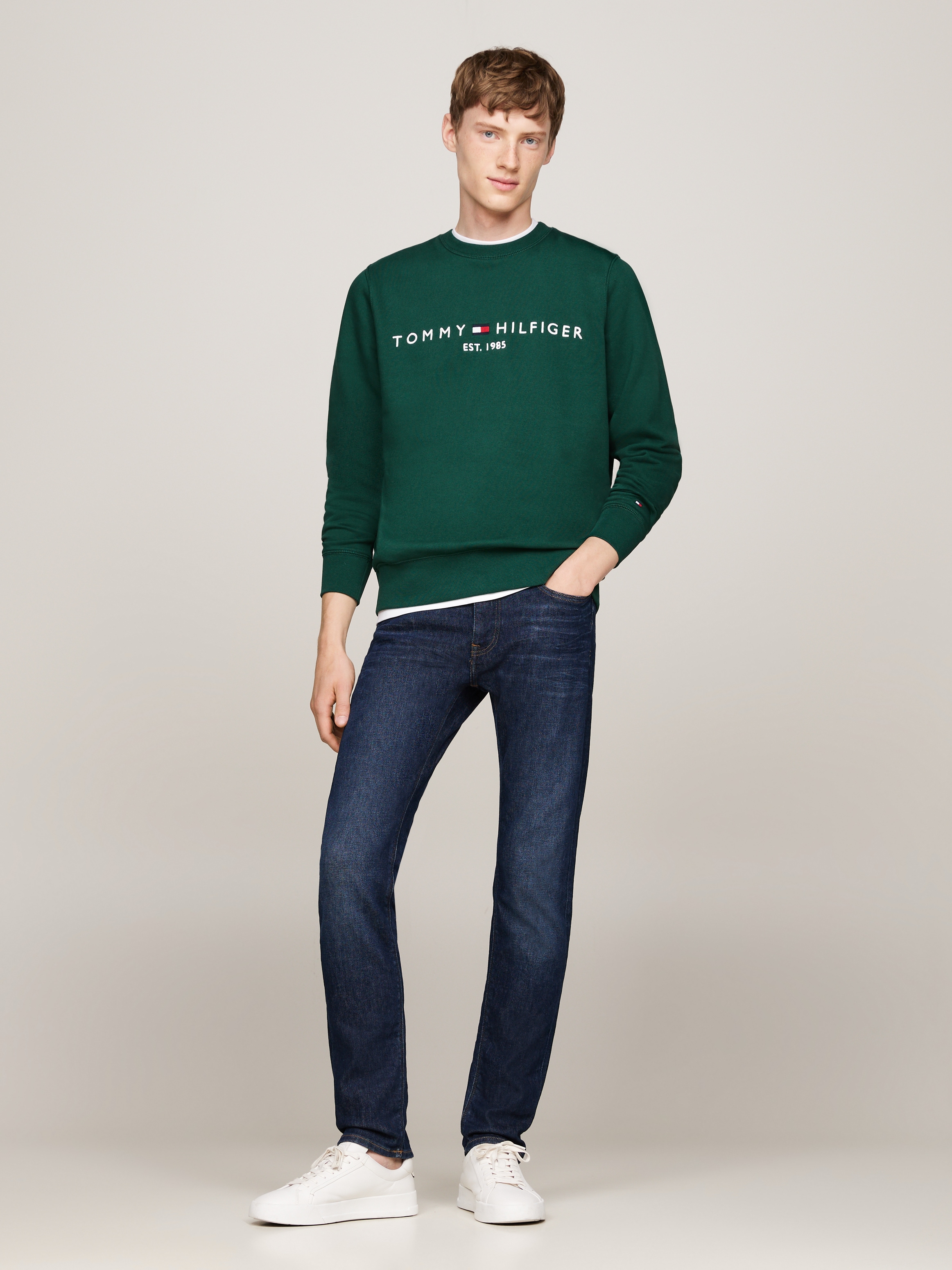 Tommy Hilfiger Sweatshirt »TOMMY LOGO SWEATSHIRT mit Rundhals und Stickerei«, unifarben, casual, regular fit, Baumwollmix, Rundhals