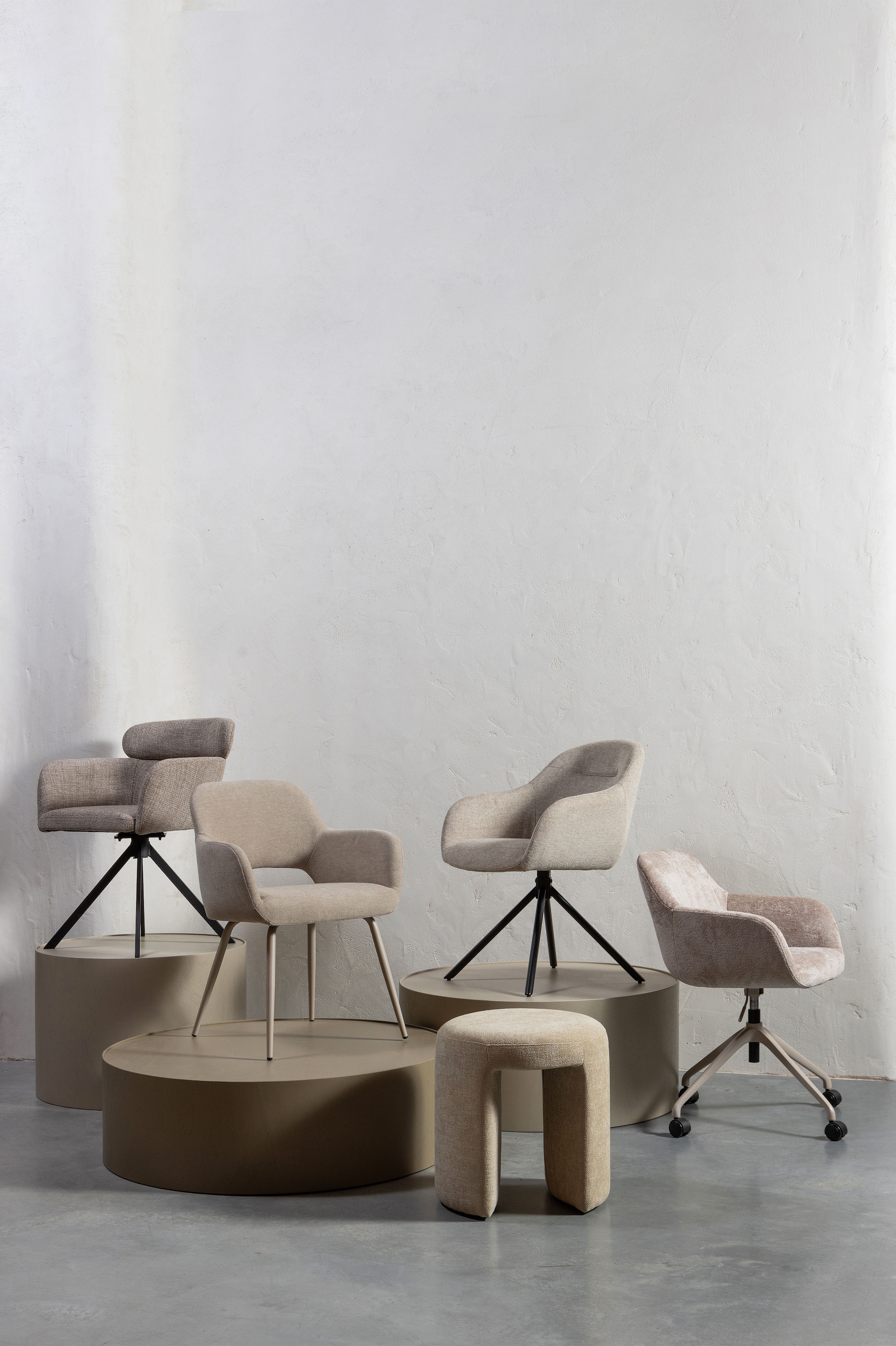 WOOOD Pouf »Charlie kompakte Form, vollständig gepolstertes B 45 x T 45 x H 47 cm« Très haute résistance à l'usure, capacité de charge 100 kg, hauteur d'assise moyenne