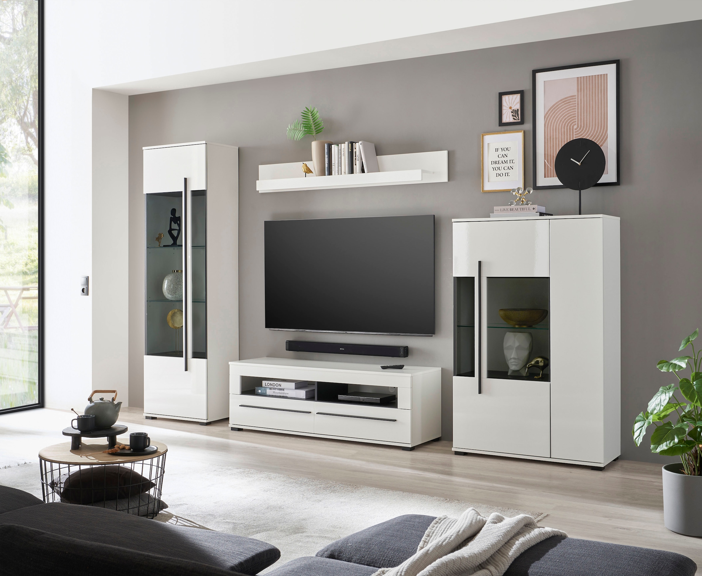 INOSIGN Vitrine »Cantara, Vitrinenschrank in Eiche Evoke oder weiss, Standvitrine«, schwarzer Stangengriff, ausreichend Stauraum, vielseitig einsetzbar