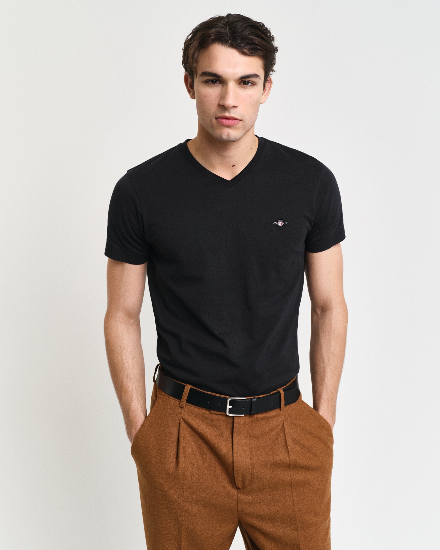 Gant T-Shirt »SLIM SHIELD V-NECK T-SHIRT«, mit einer kleinen Logostickerei auf der Brust