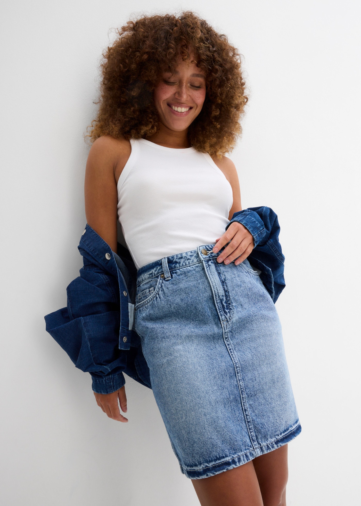 bonprix Jupe en jean coupe regular fit, avec fente arrière, en coton