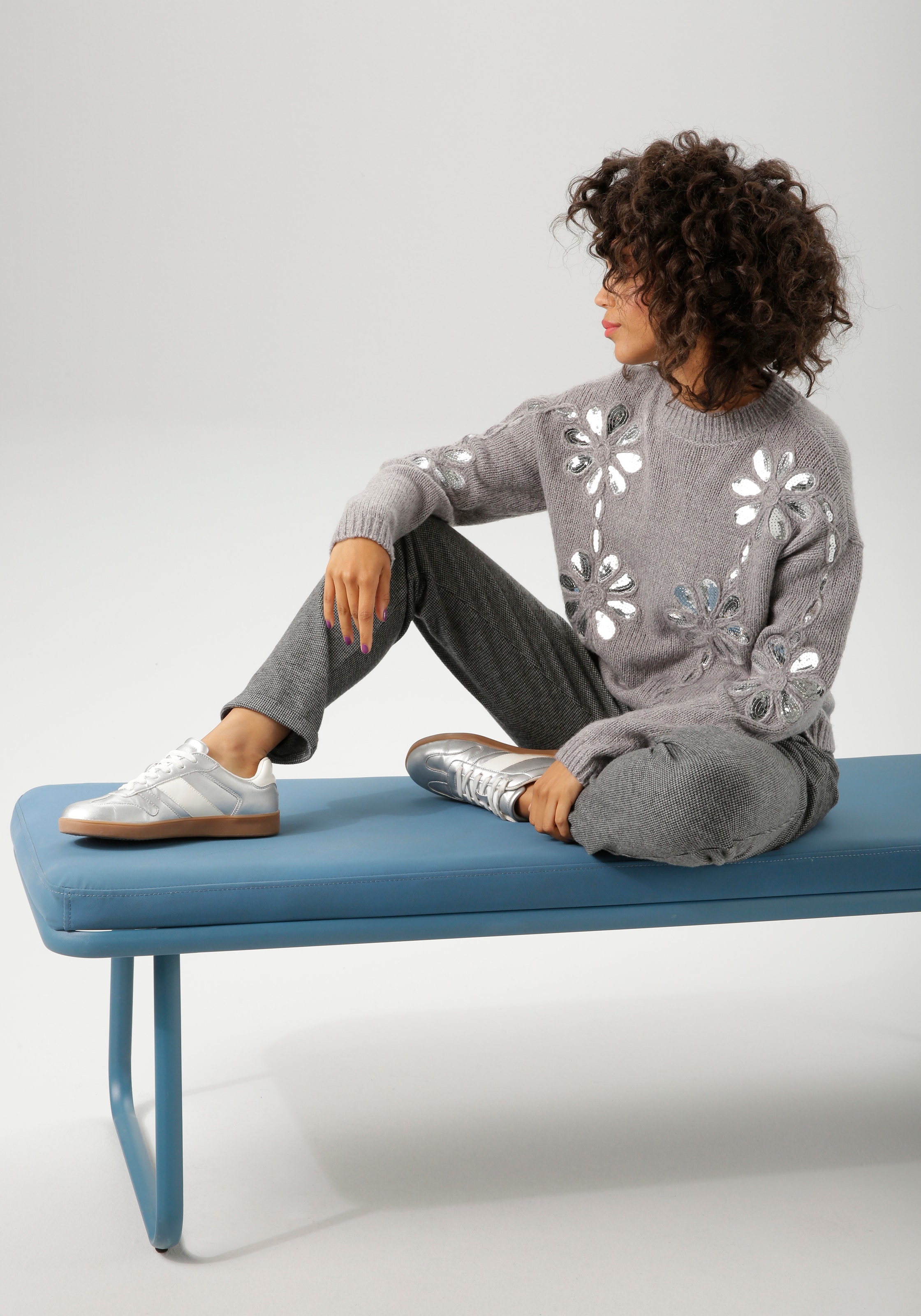 Aniston CASUAL Strickpullover, mit Pailletten verzierte Blüten-Applikationen - NEUE KOLLEKTION