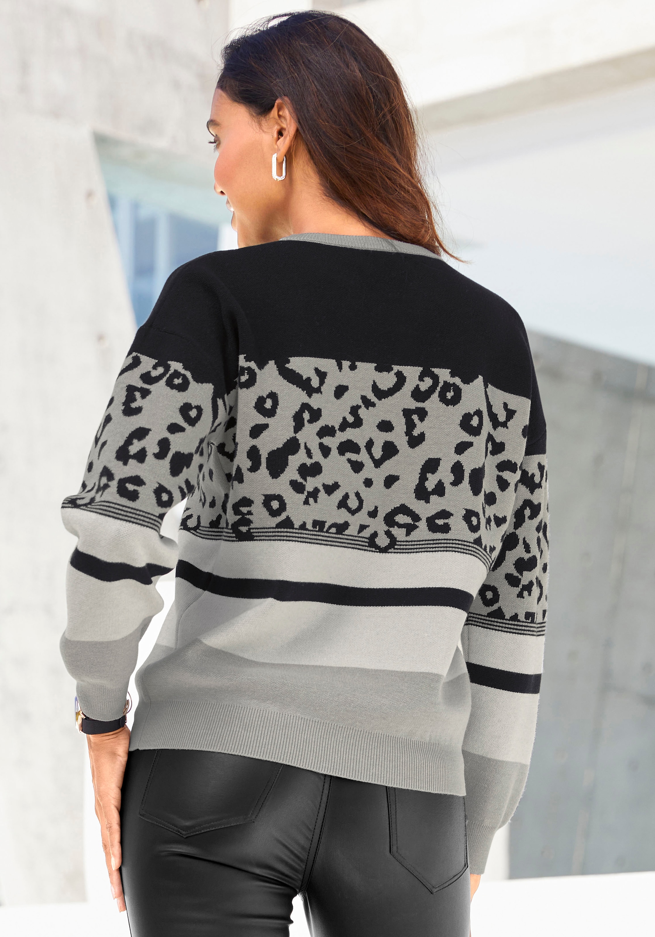 LASCANA Rundhalspullover mit Leomuster, lockerer Strickpullover mit modischem Mustermix