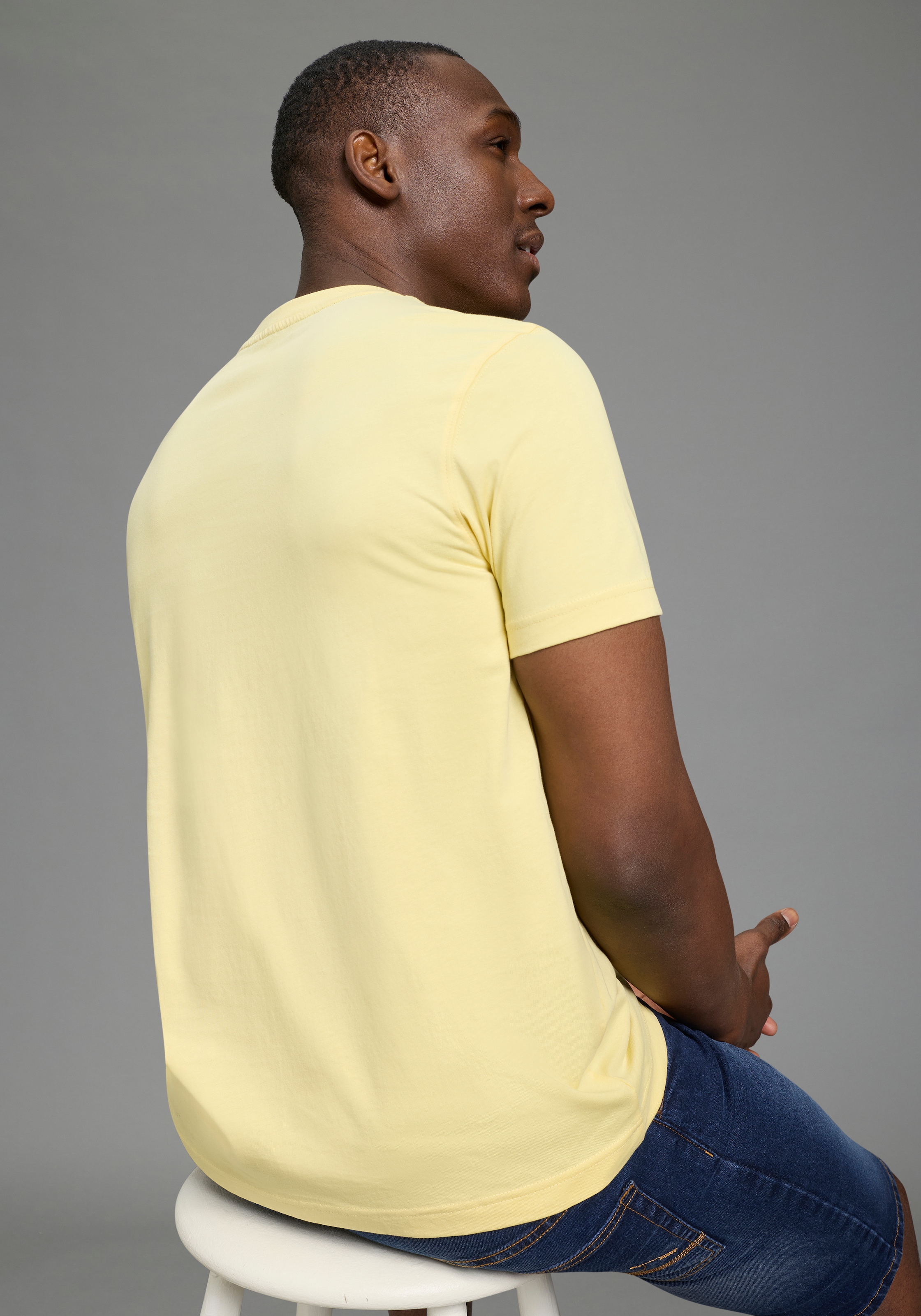 DELMAO Rundhalsshirt »Neue Kollektion!« normale Passform, kurzarm, bedruckt, mit Rundhalsausschnitt