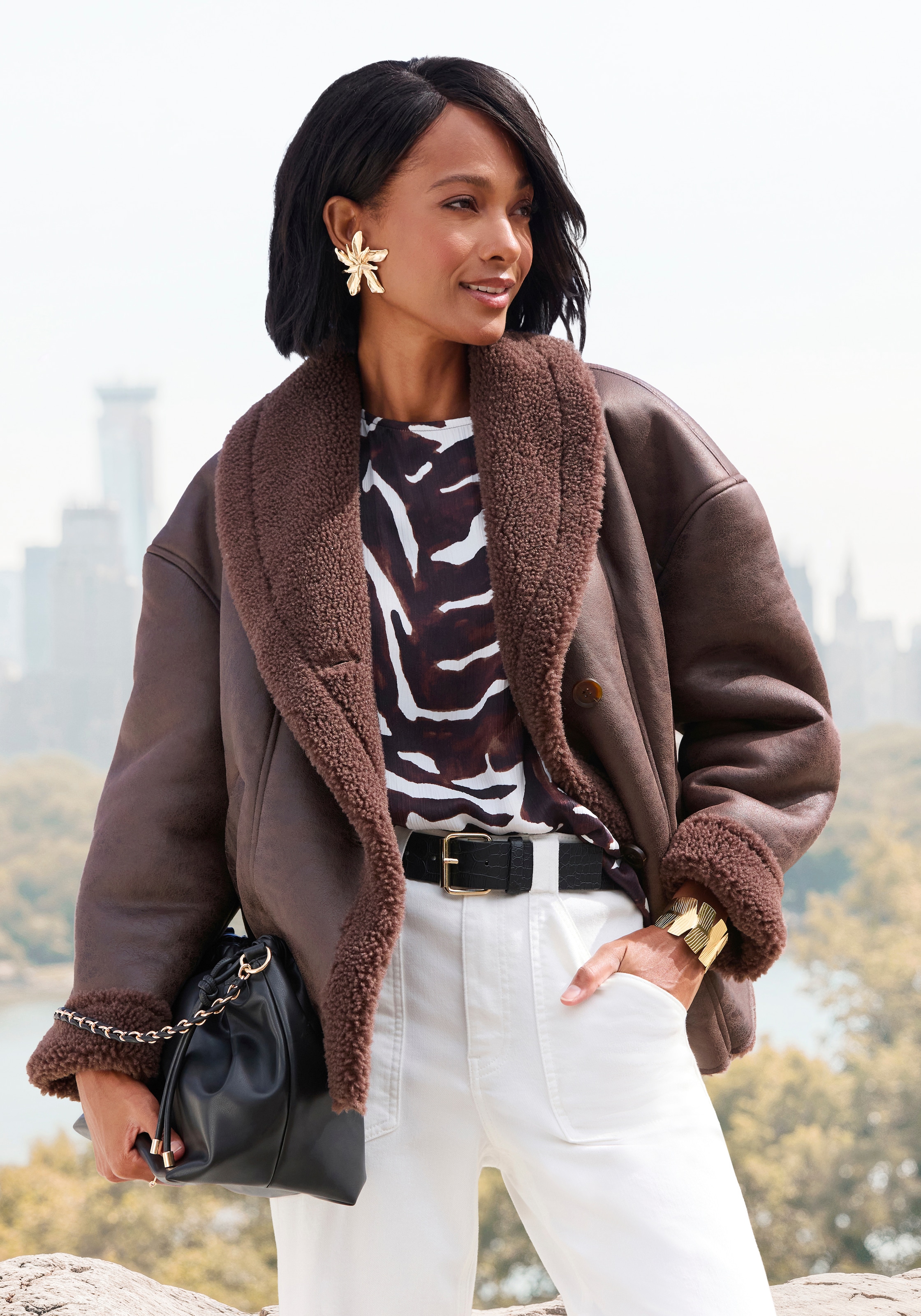 Image of LASCANA Lederimitatjacke "mit weichem Teddyfutter und Knopfleiste" Kuschelige Übergangsjacke, Herbstjacke aus Kunstleder, Lammkunstfell