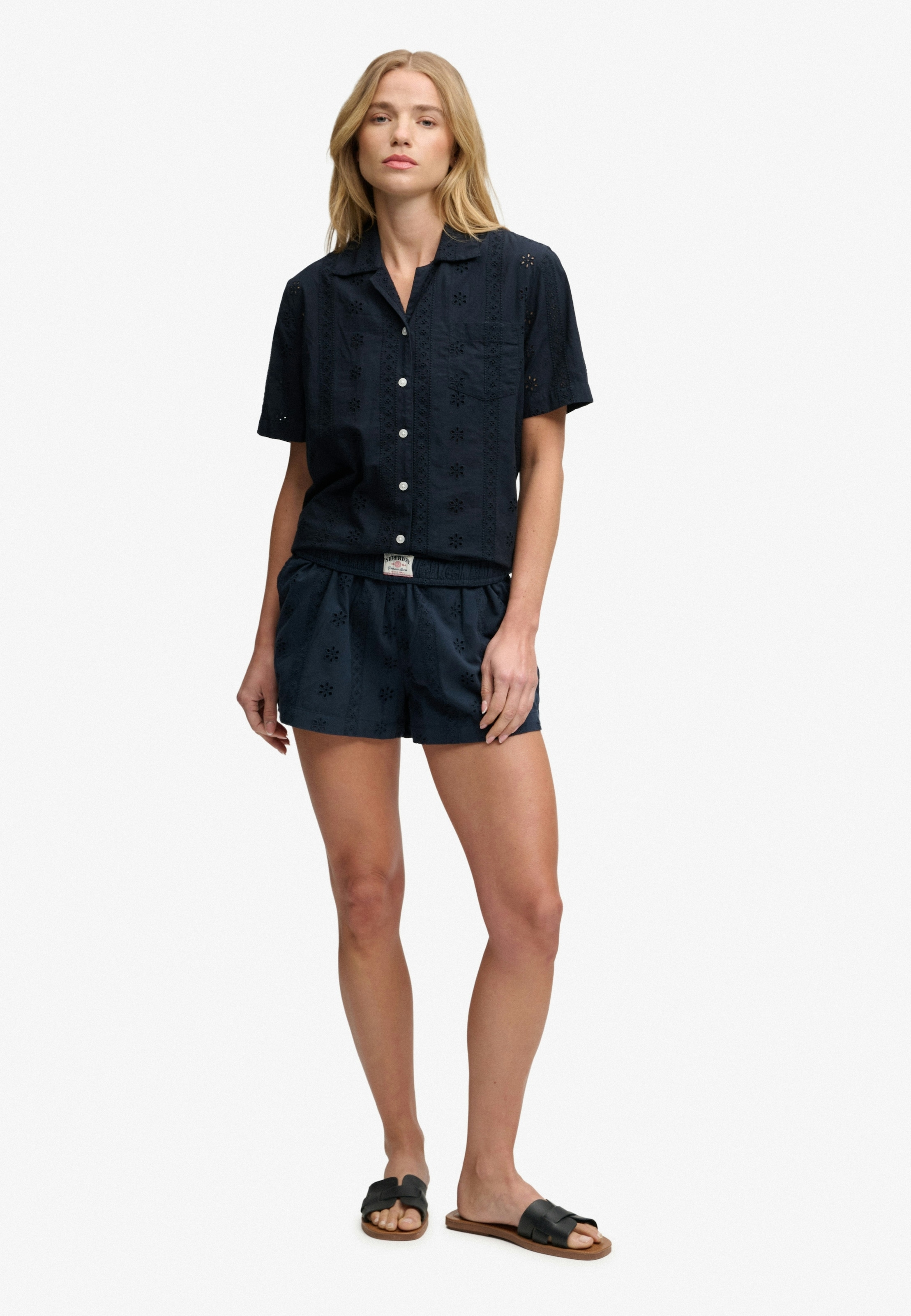 Superdry Shorts »COTTON BRODERIE BEACH SHORTS«  mit hübscher Lochstickerei