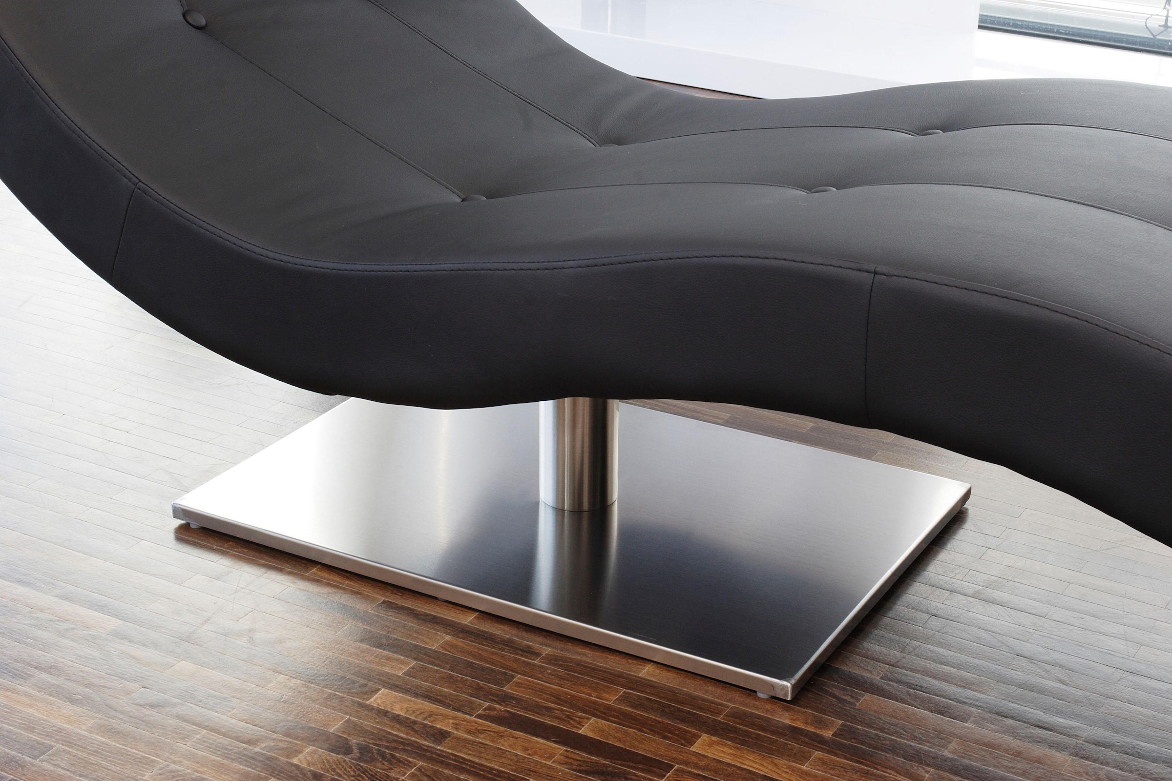 SalesFever Relaxsessel »Komfortabler Loungesessel« mit Nackenkissen, Relaxliege mit modernem Metallfuss
