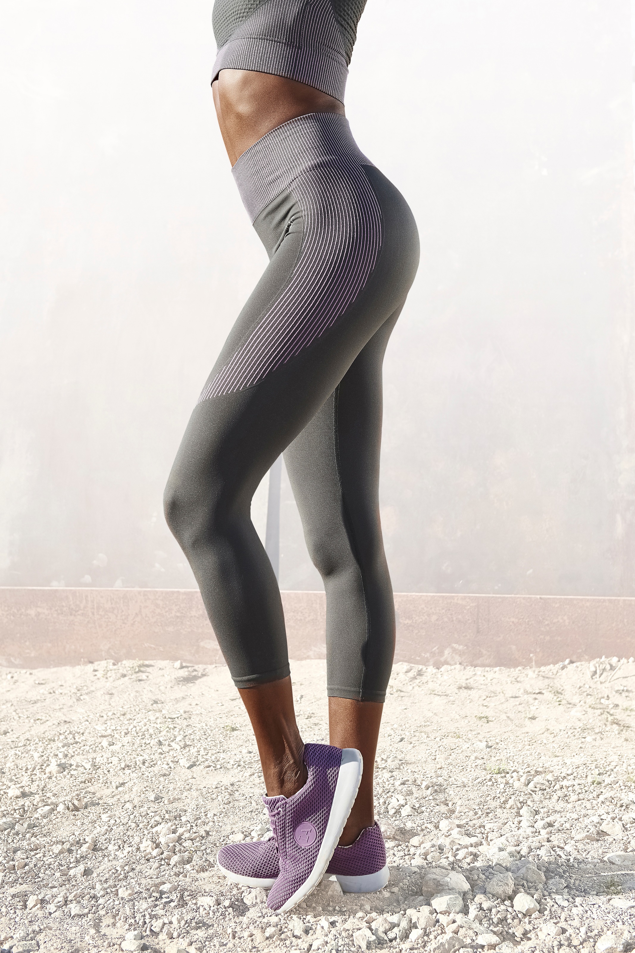 Image of LASCANA ACTIVE Seamless Caprileggings, mit Kontrasteinsätzen bei Ackermann Versand Schweiz