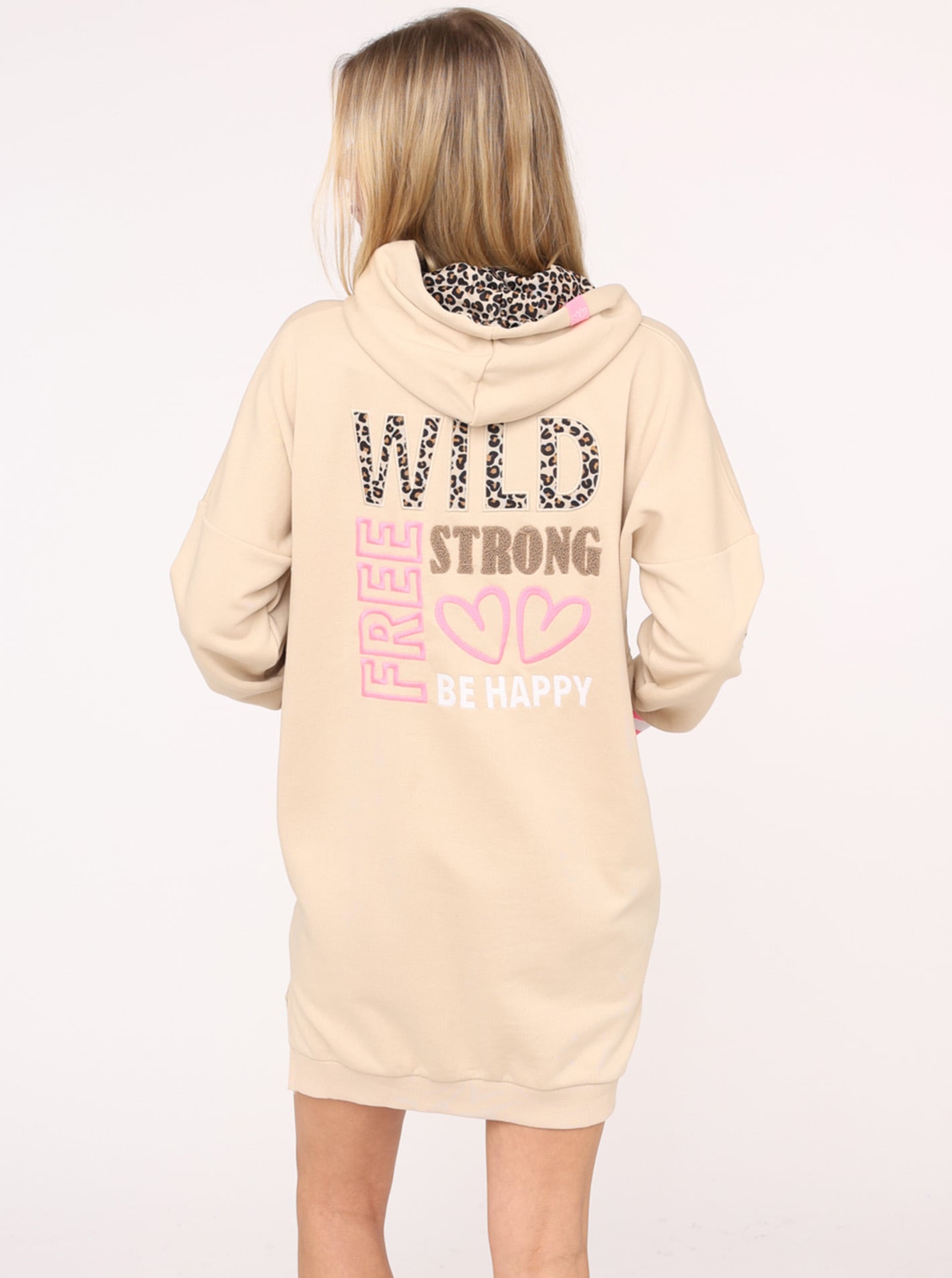 Zwillingsherz Sweatkleid »"Wild Free"«, mit Kapuze, Tasche, Leo-Detail und grosser Stickerei hinten