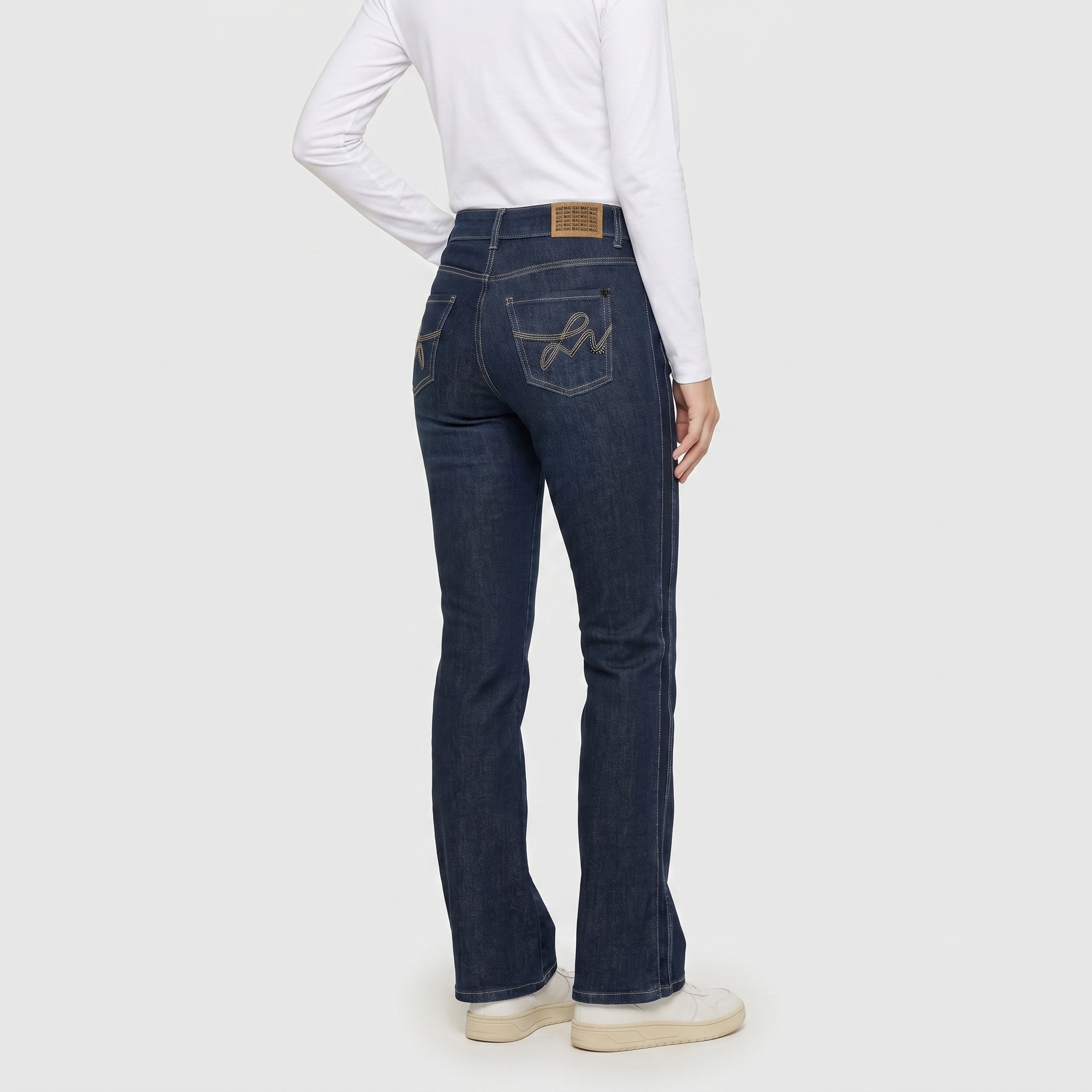 MAC Jeans à 5 poches »LAURA« Coupe évasée, détail travaillé avec soin sur la longueur de la jambe