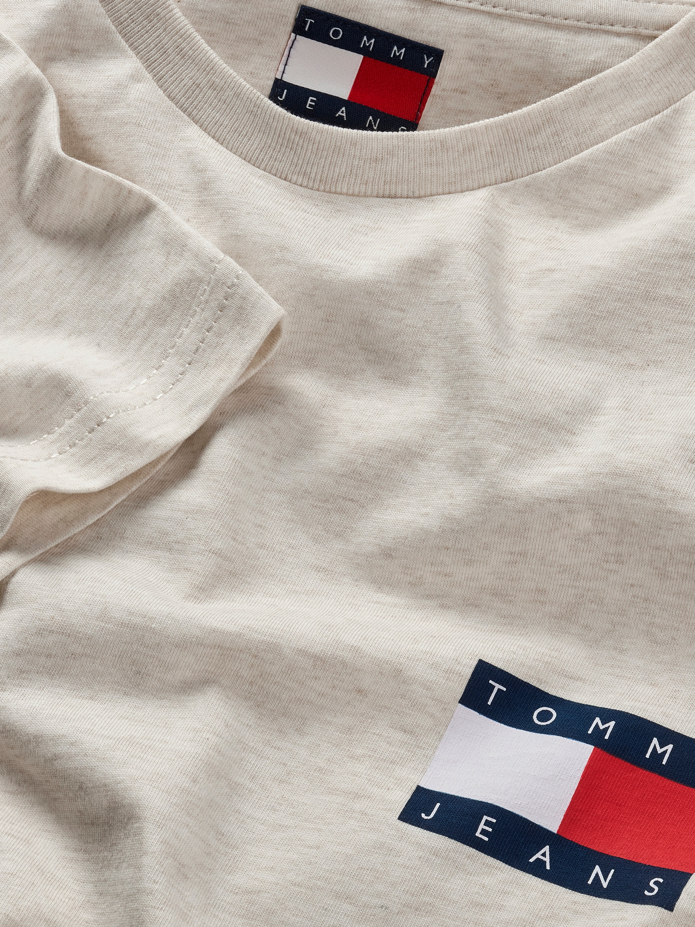 Tommy Jeans T-Shirt »TJM SLIM ESSENTIAL FLAG TEE EXT« Mit Rundhalsausschnitt