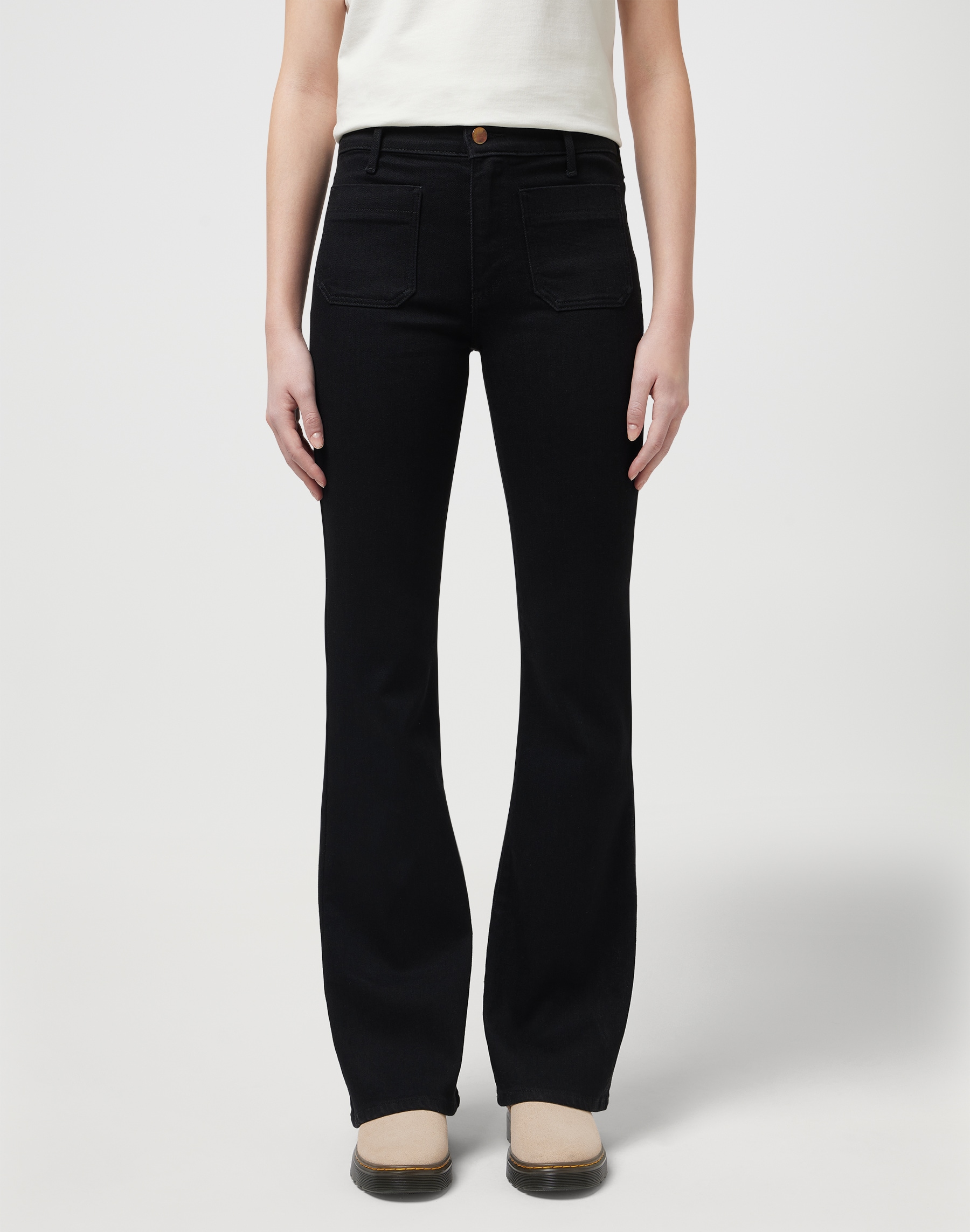 Image of Wrangler "Flare" im Retro-Design mit ausgestelltem Bein