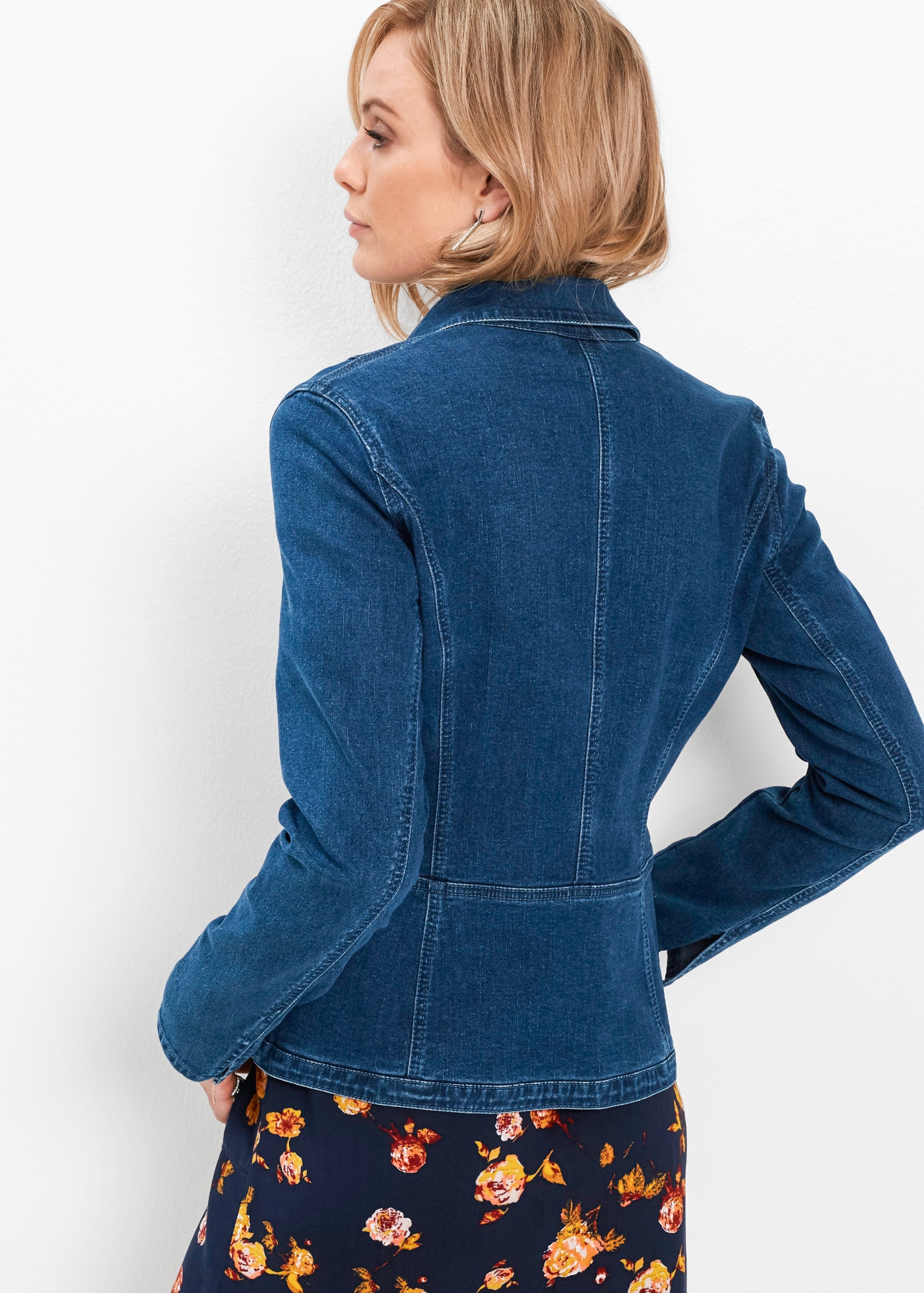 bonprix Jeansjacke aus Baumwollmischung mit Elasthan, figurbetonte Passform