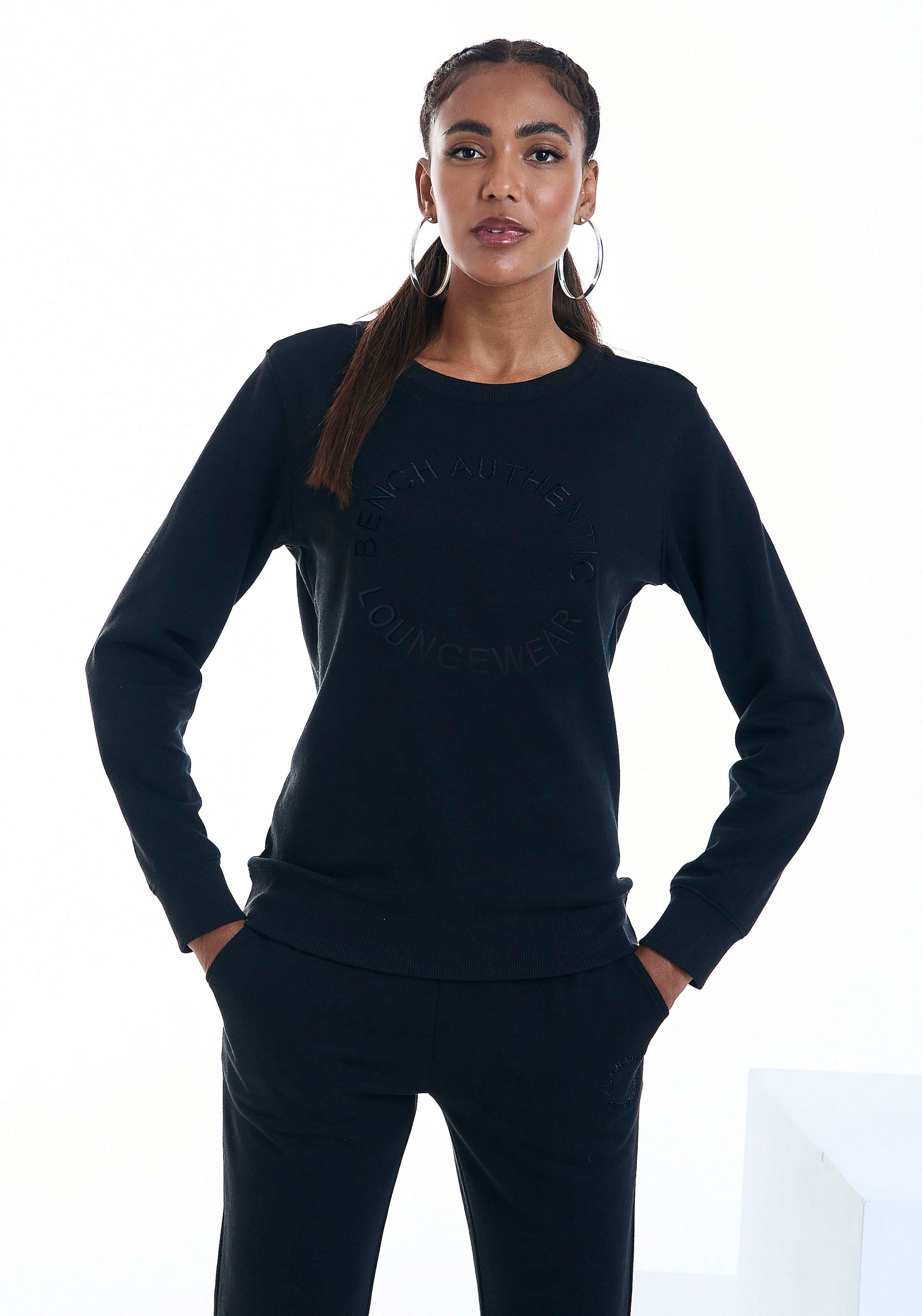 ♕ Bench. Loungewear Sweatshirt mit versandkostenfrei Loungeanzug Logostickerei, runder »mit bestellen Logostickerei«