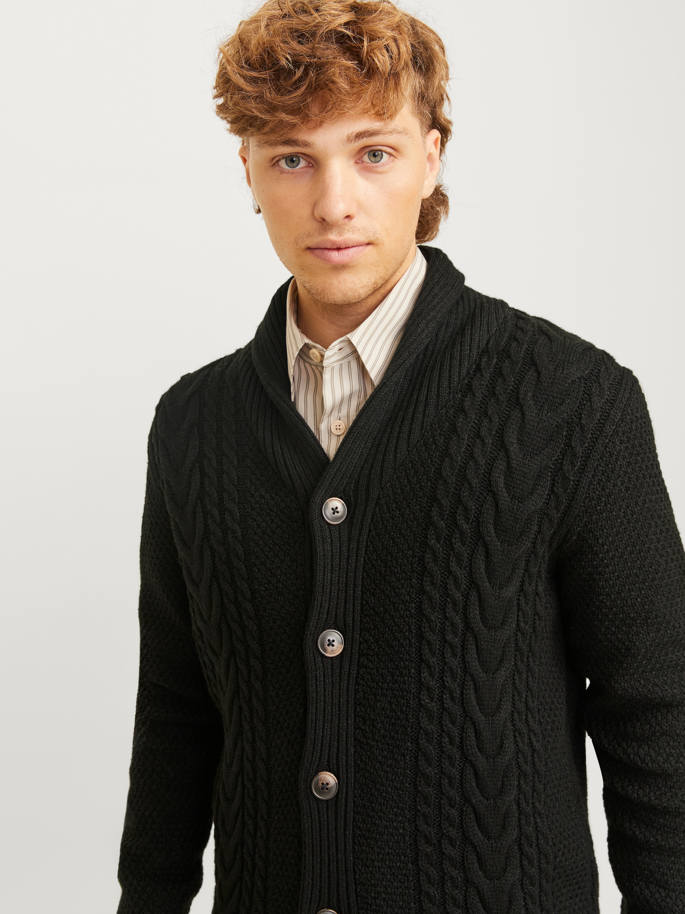 Jack & Jones Strickjacke »JJCRAIG KNIT SHAWL NECK AW24«, mit Schalkragen und Zopfmuster