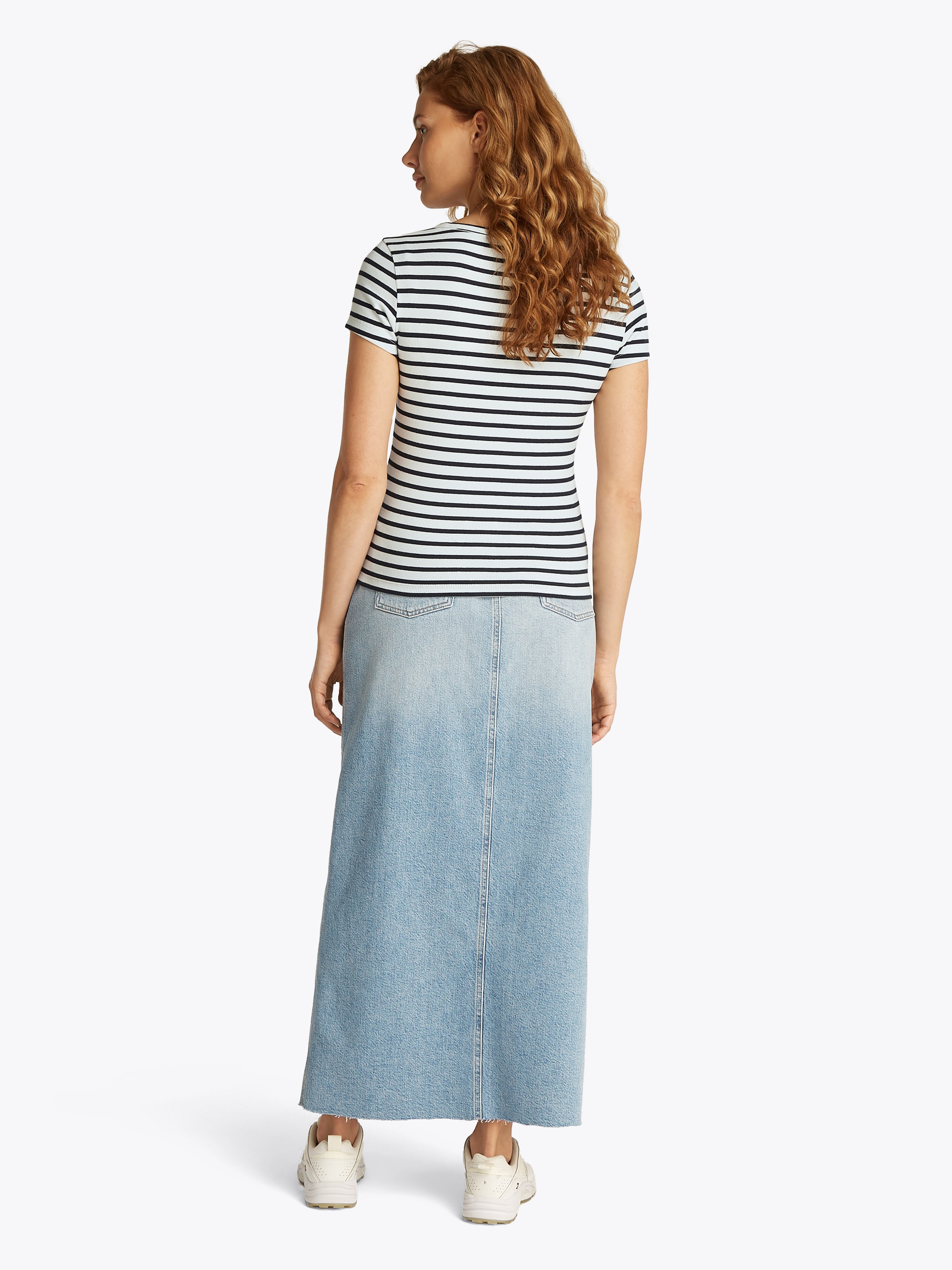 Tommy Jeans T-Shirt »TJW SLIM ESSENTIAL RIB V SS«, mit Logostickerei