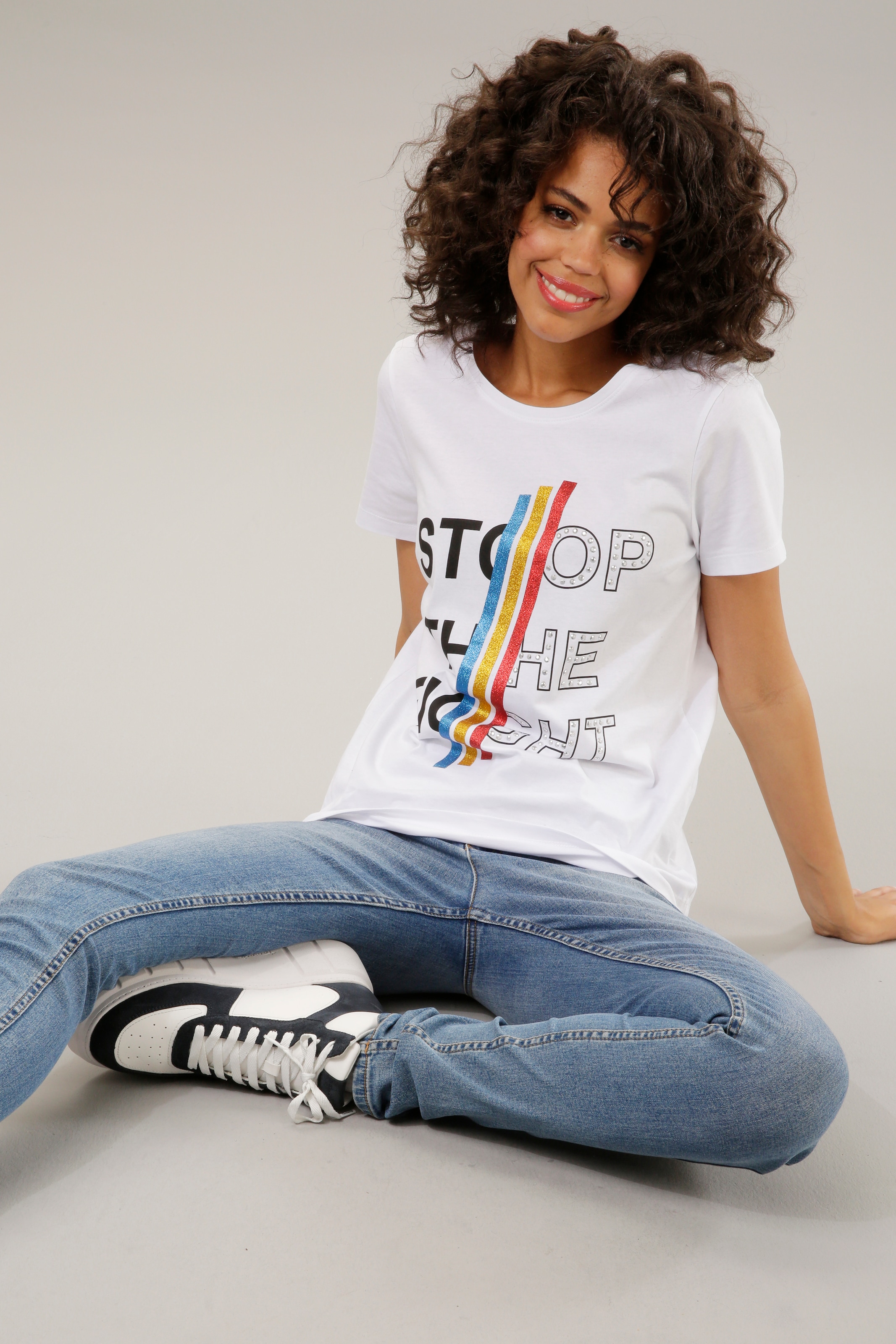 Aniston CASUAL Print-Shirt, mit und auf Nieten Schriftzug Glitzerstreifen, bunten versandkostenfrei