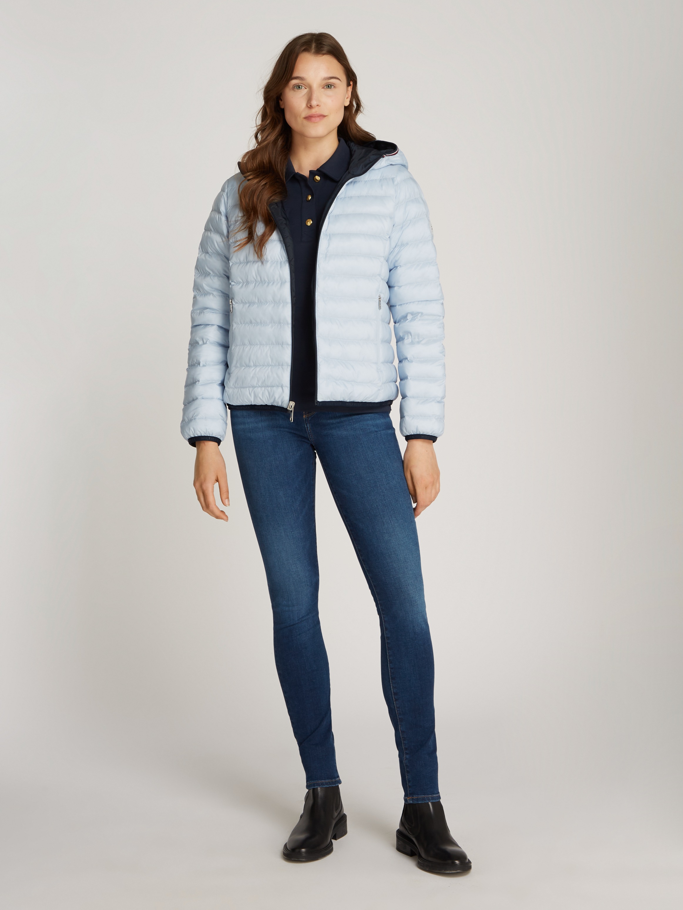 Tommy Hilfiger Steppjacke »REVERSIBLE LW PADDED JACKET«, mit Kapuze, mit reversible Tragemöglichkeit, leichte Wattierung, Logo-Patch