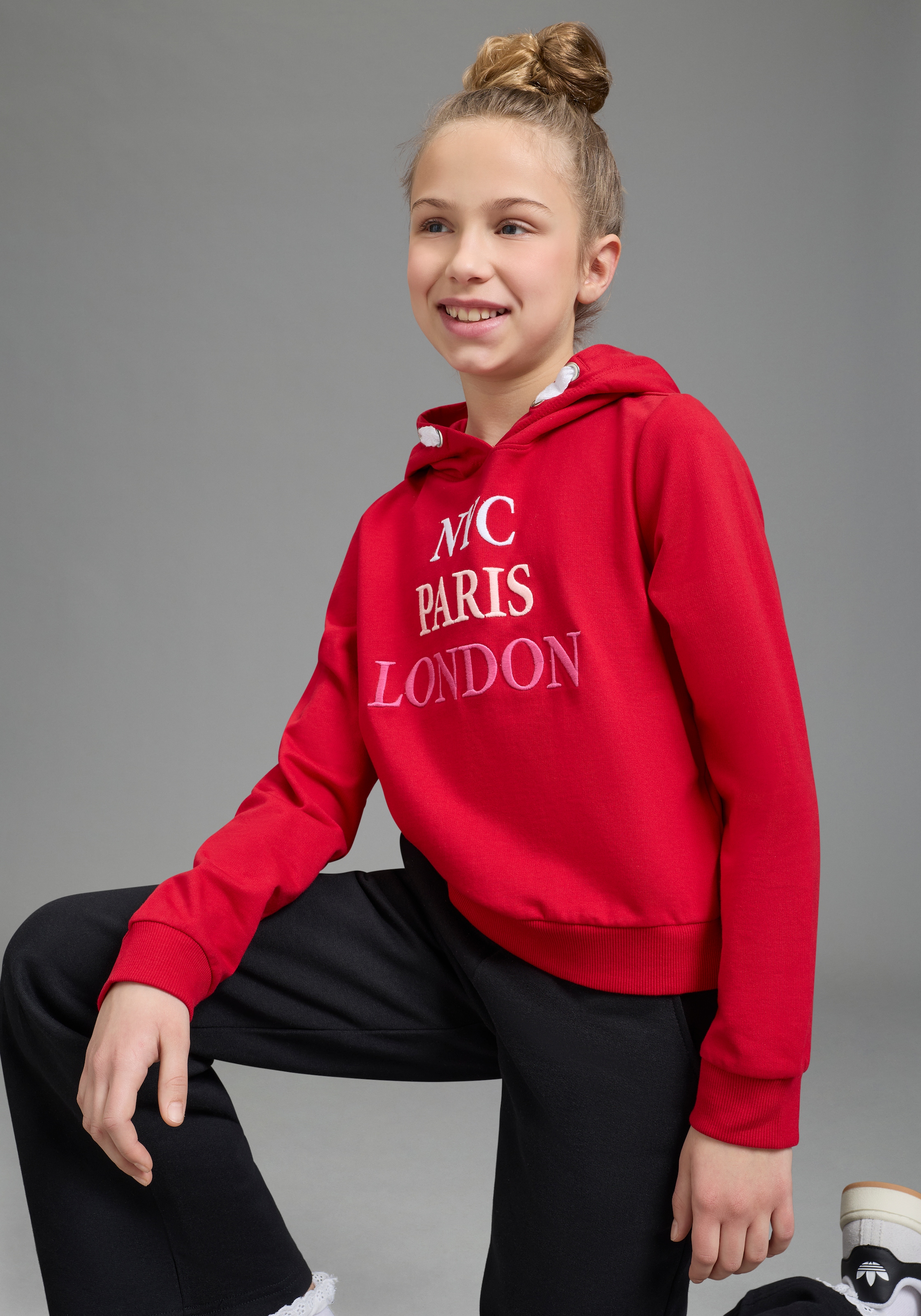 Image of KIDSWORLD Kapuzensweatshirt "NYC Paris London - Stickerei", Langarm, gerade Passform, bedruckt, Kapuze, aus Baumwolle