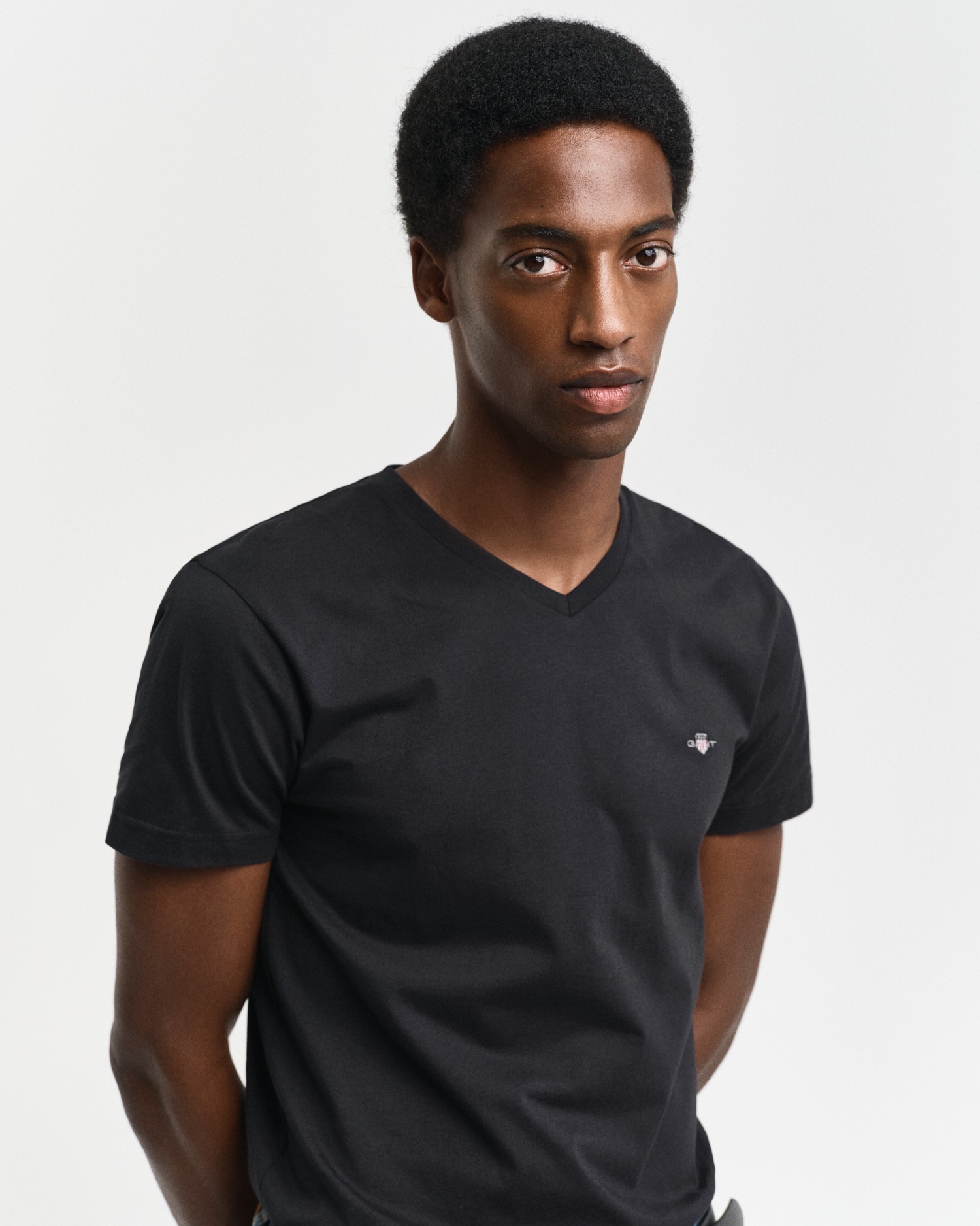 Gant T-Shirt »SLIM SHIELD V-NECK T-SHIRT«, mit einer kleinen Logostickerei auf der Brust