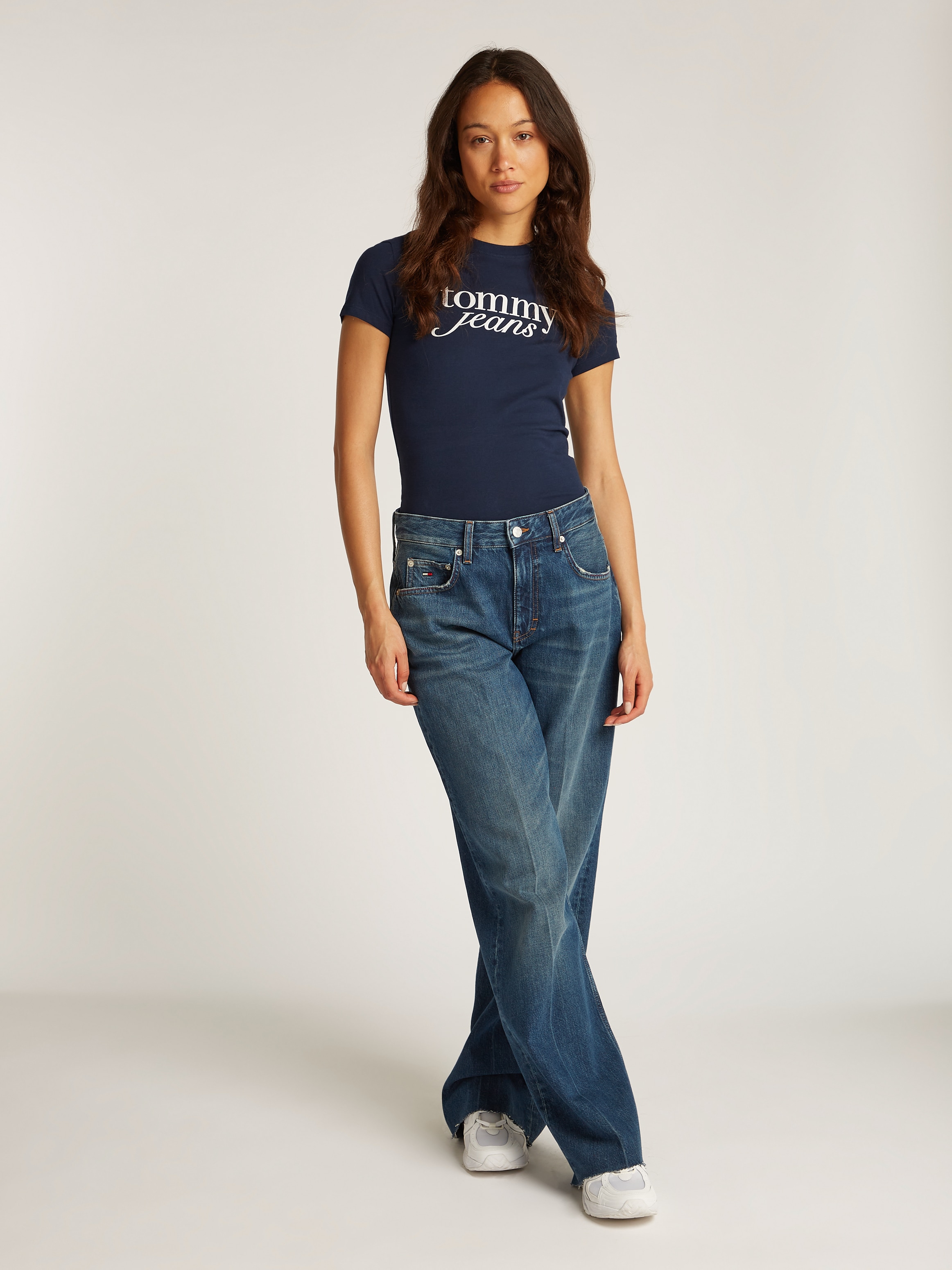Tommy Jeans Curve Rundhalsshirt »Shirt TJW SLIM ESSENTIAL«, in Grossen Grössen, Logo-Print auf Brusthöhe, mit Logostickerei