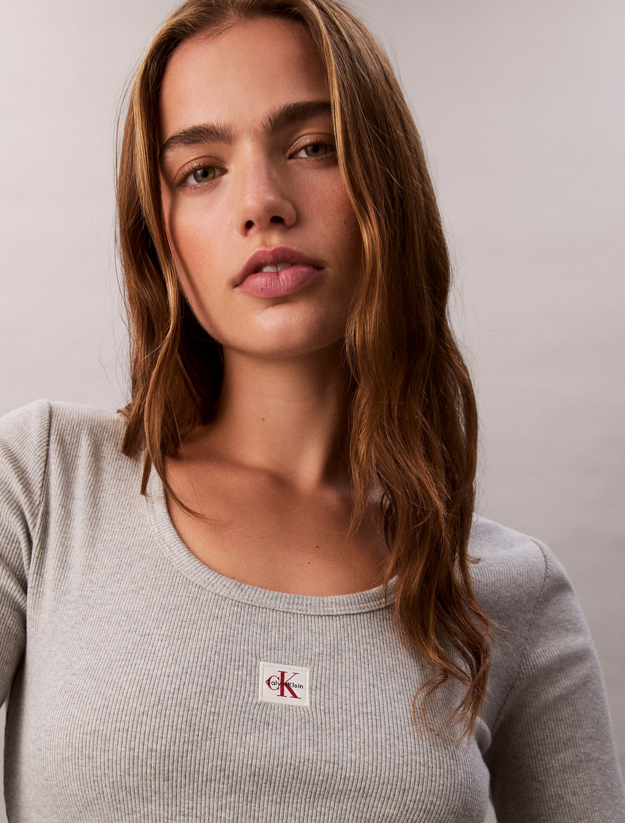 Calvin Klein Jeans Langarmshirt »LS WOVEN LABEL 2X2 RIB SCOOP NEC«, Mit Rundhalsausschnitt, regular fit
