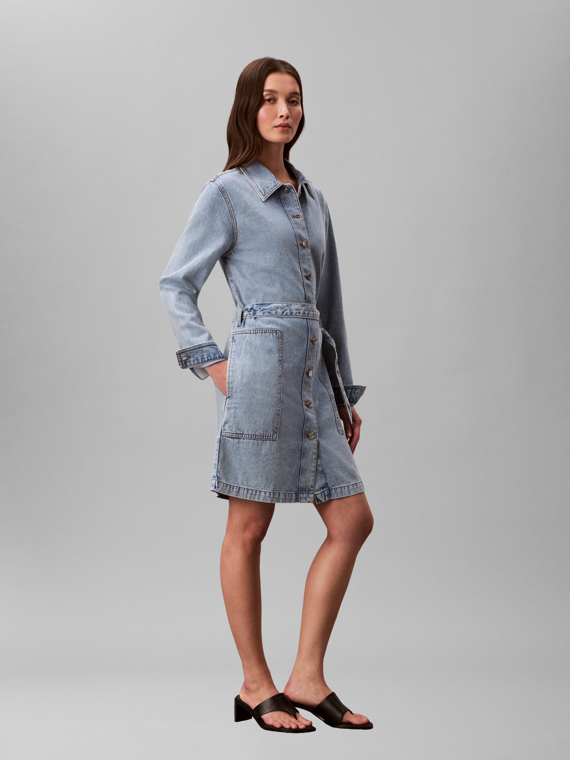 Calvin Klein Jeans Jeanskleid »BELTED DENIM MINI DRESS COASTAL« aufgesetzte Taschen Regular Fit, durchgehende Knopfleiste und Gürtel