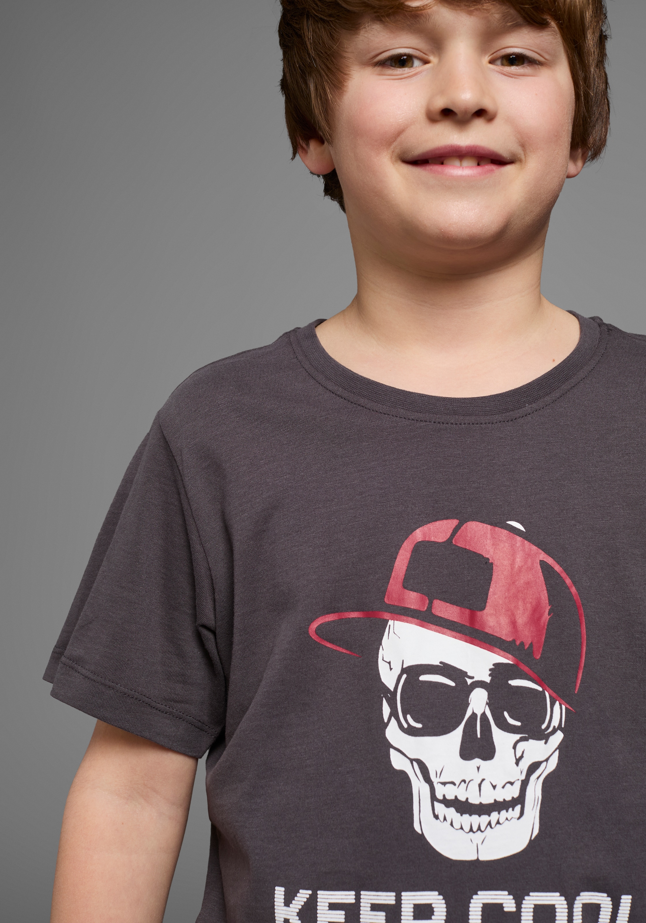 KIDSWORLD T-Shirt »Mit Sprüche-Print: KEEP COOL...«, kurzärmelig, basic geschnitten, Rundhalsausschnitt, aus Baumwolle