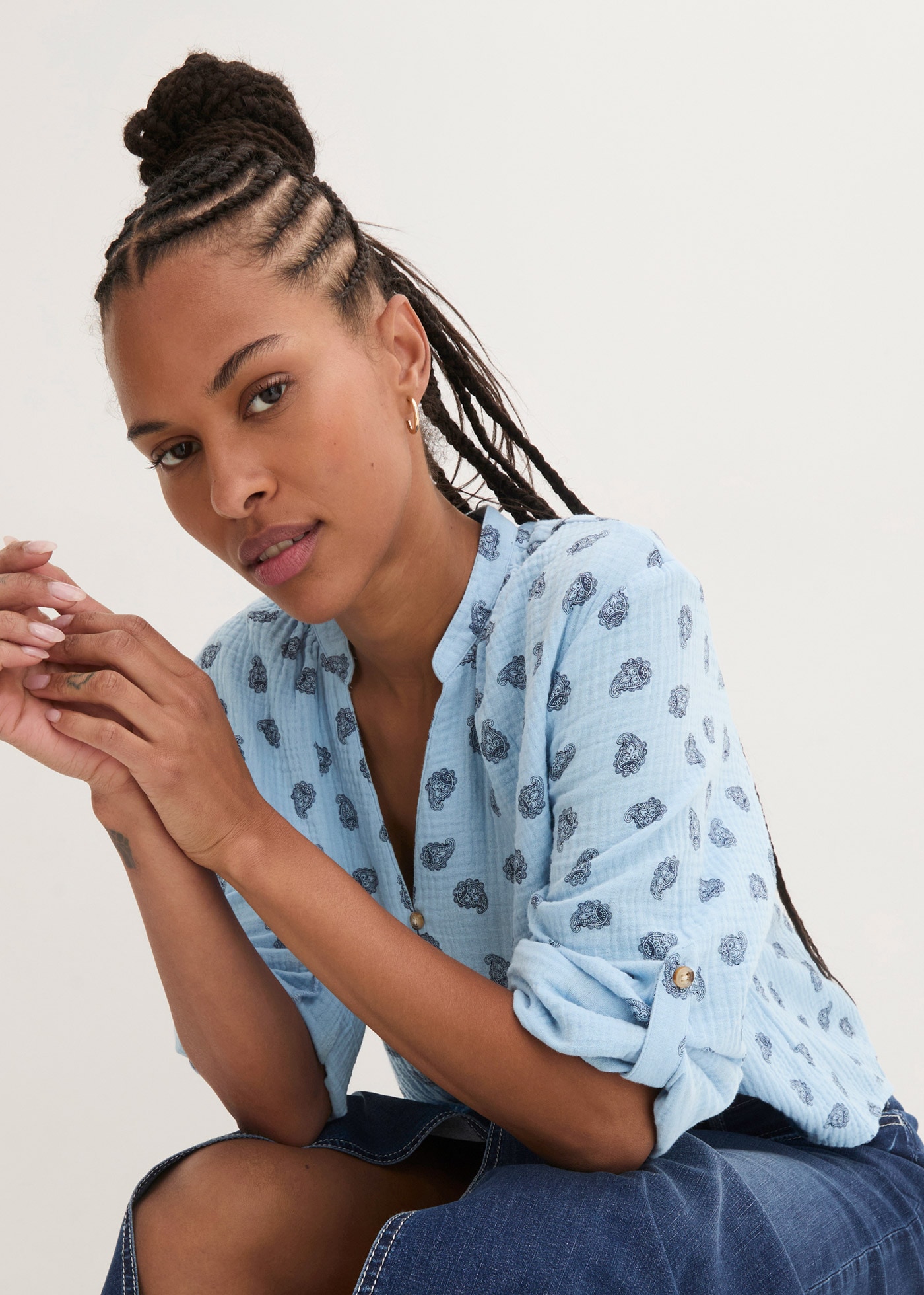 bonprix Langarmbluse »Oversize-Bluse aus luftigem Musselin« mit All-Over Print, V-Ausschnitt und Zierknöpfen aus Musselin