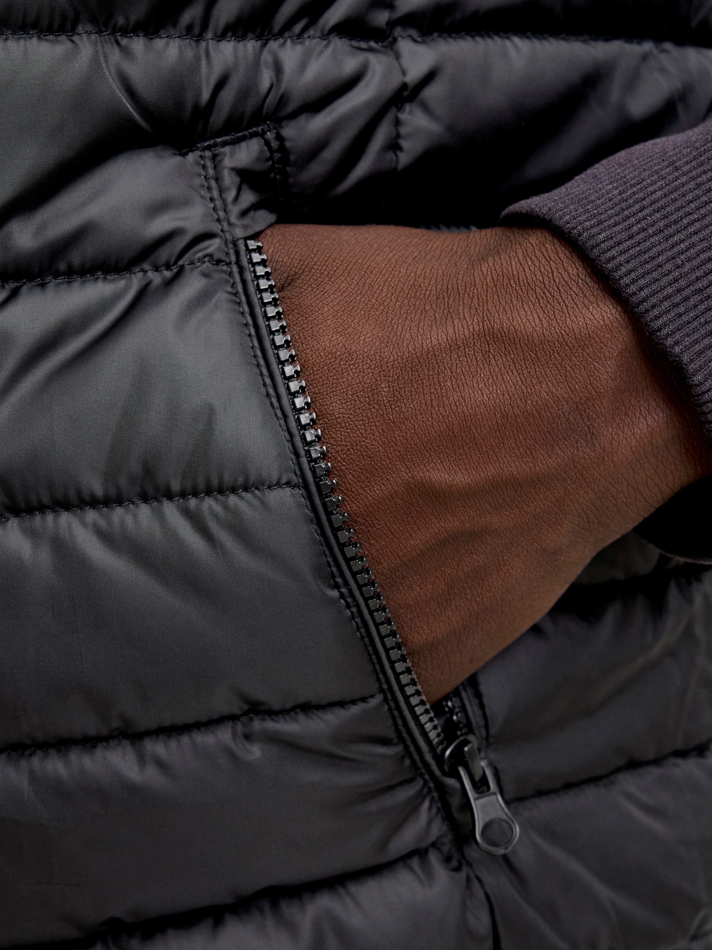 Jack & Jones Gilet matelassé »JJELVIS LIGHT BODYWARMER COLLAR« fibre synthétique, coupe régulière